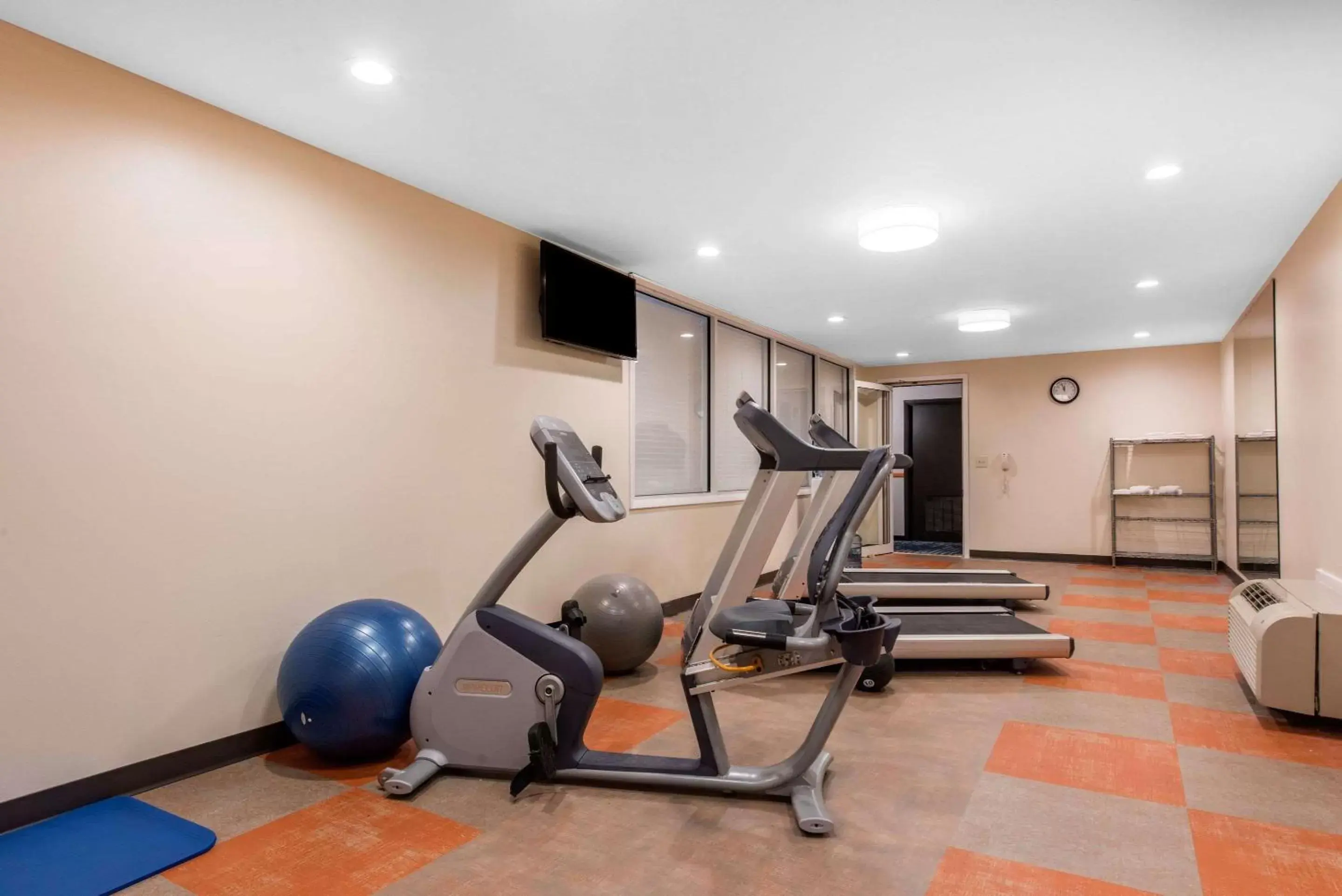 Fitness centre/facilities, Fitness Center/Facilities in Erie Inn & Suites Solstice