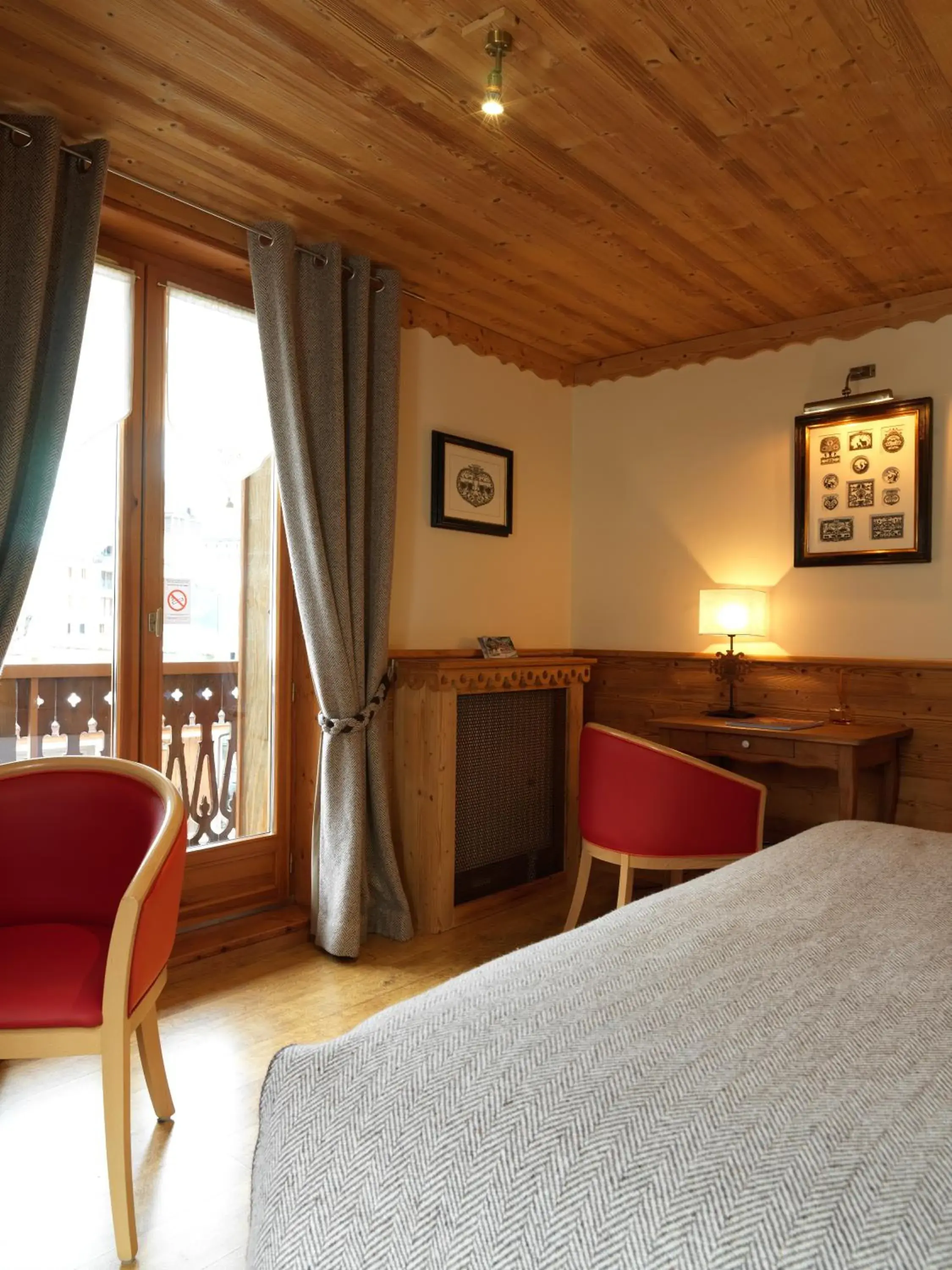 Photo of the whole room, Bed in Auberge du Manoir