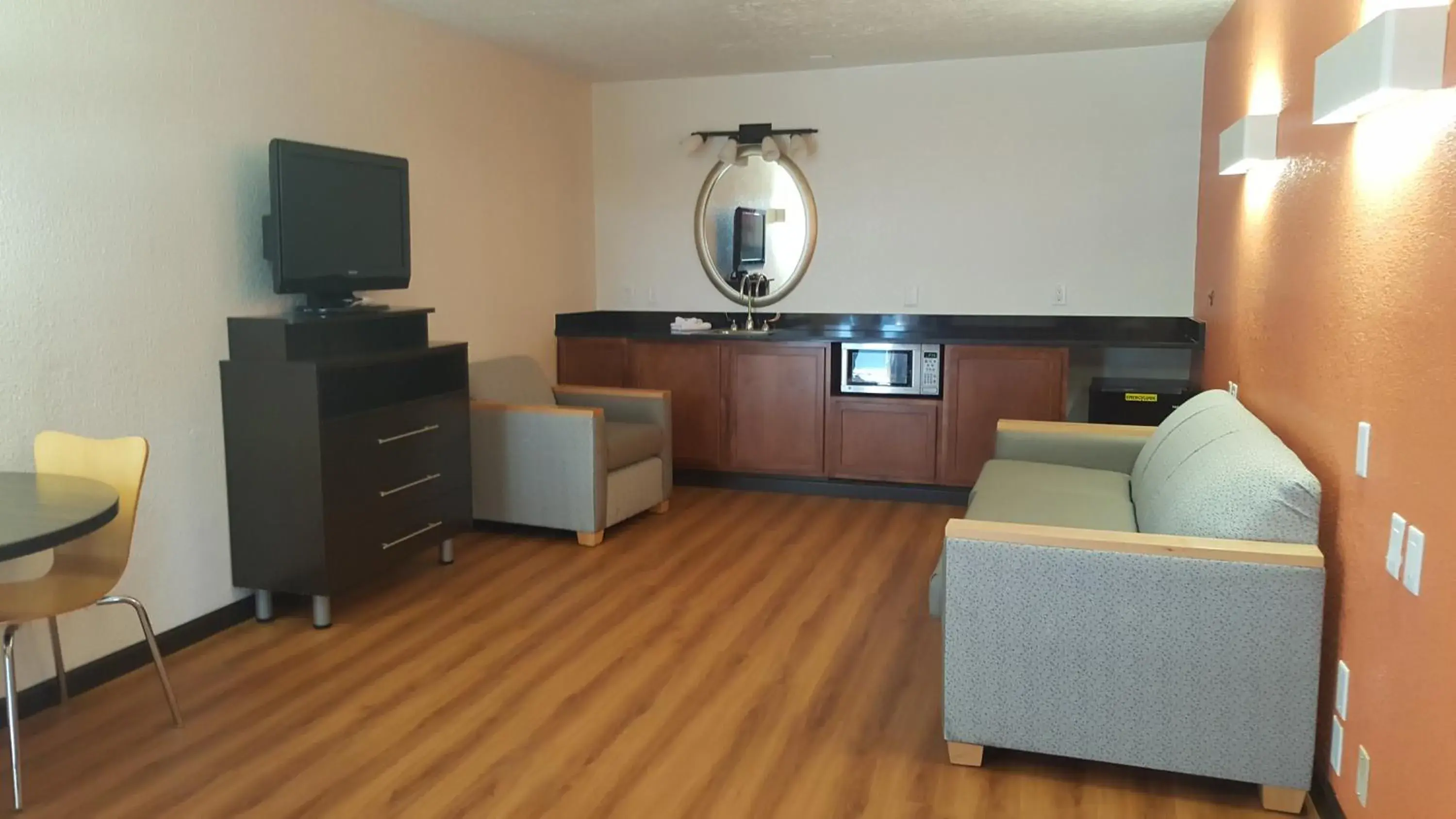 TV and multimedia, Seating Area in Motel 6-Columbus, OH - OSU