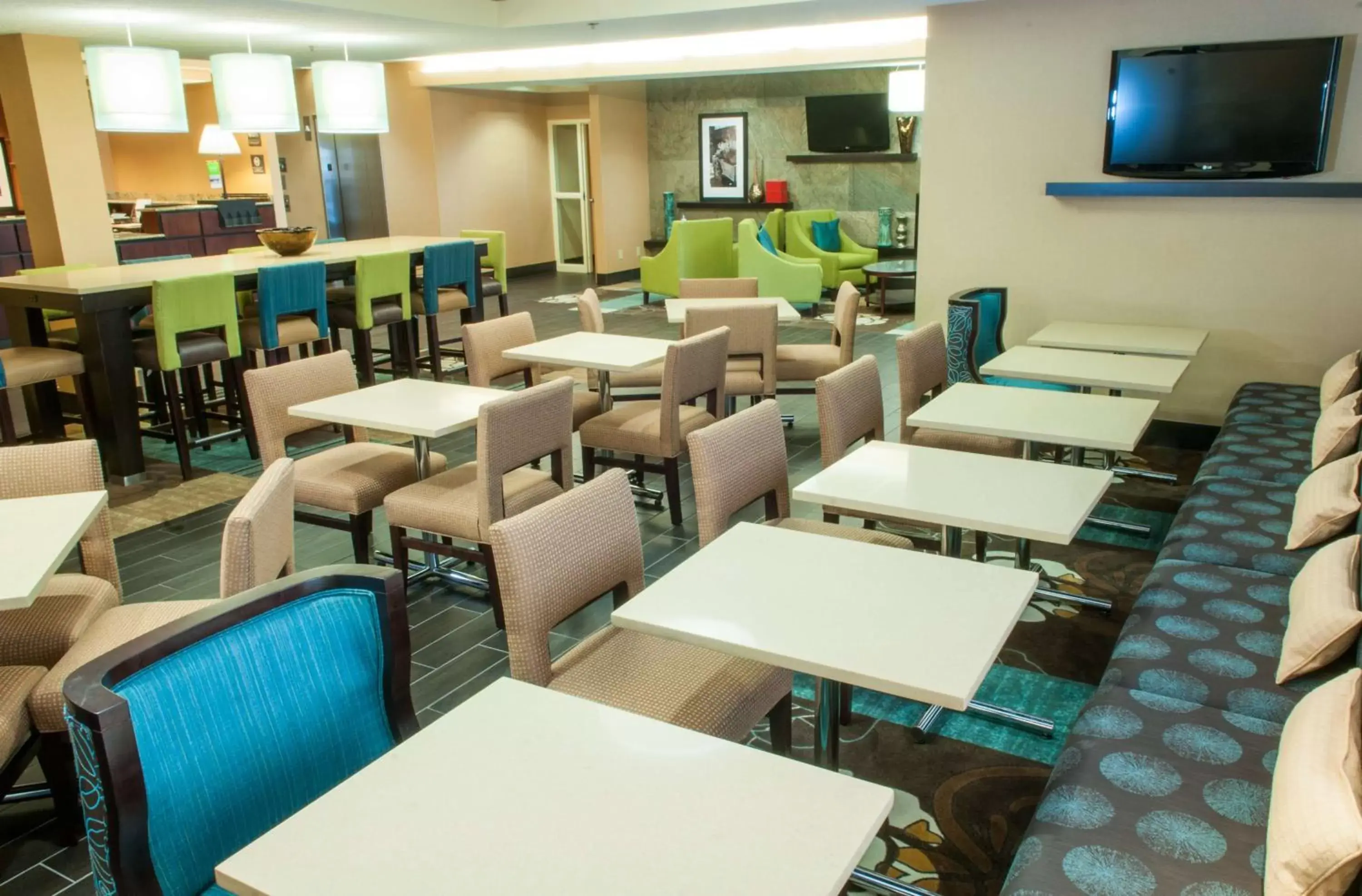 Dining area, Restaurant/Places to Eat in Hampton Inn Clarksville
