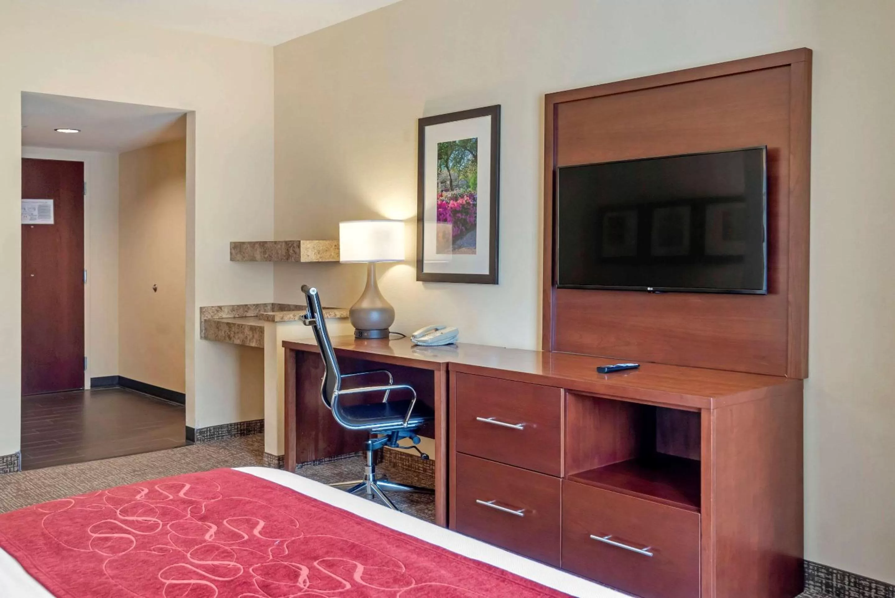 Photo of the whole room, Bed in Comfort Suites Fredericksburg North