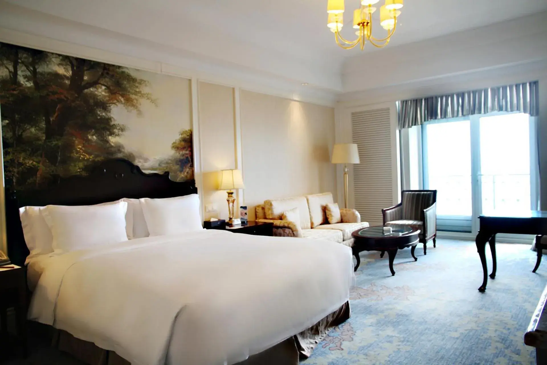 Bedroom in Crowne Plaza Ocean Spring Resort, an IHG Hotel