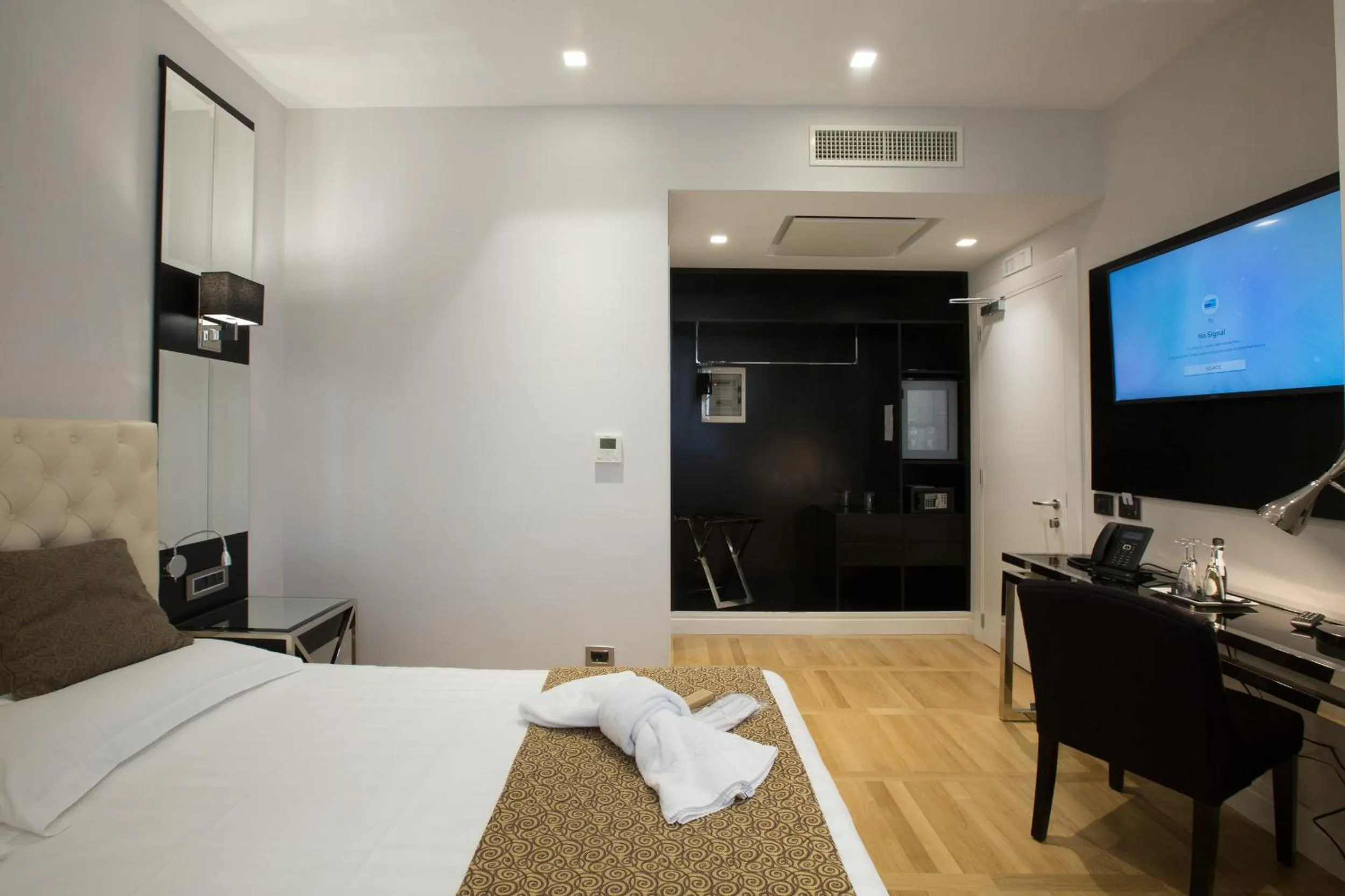 Bedroom, Bed in Floris Hotel