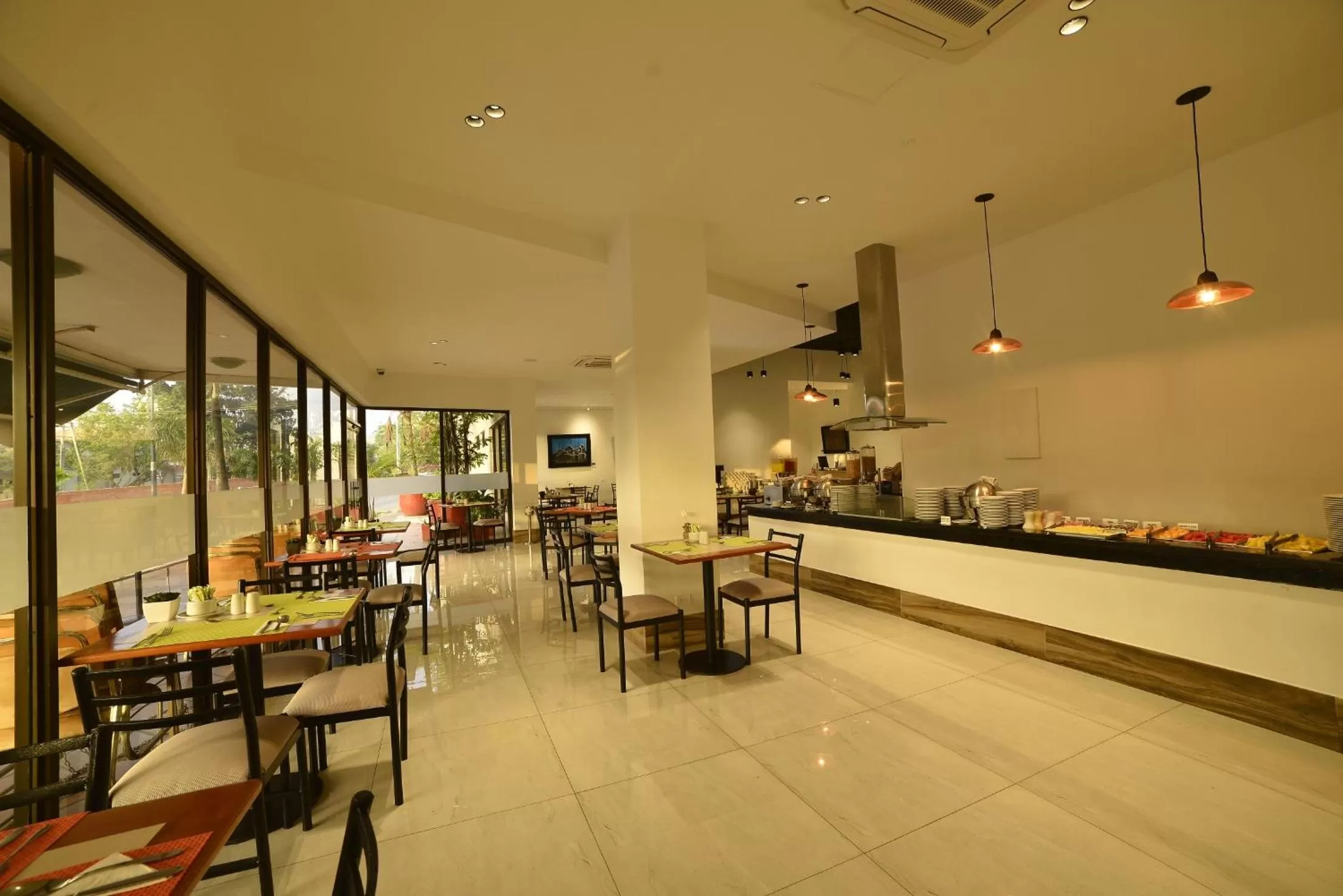 Restaurant/places to eat in Torre de Cali Plaza Hotel