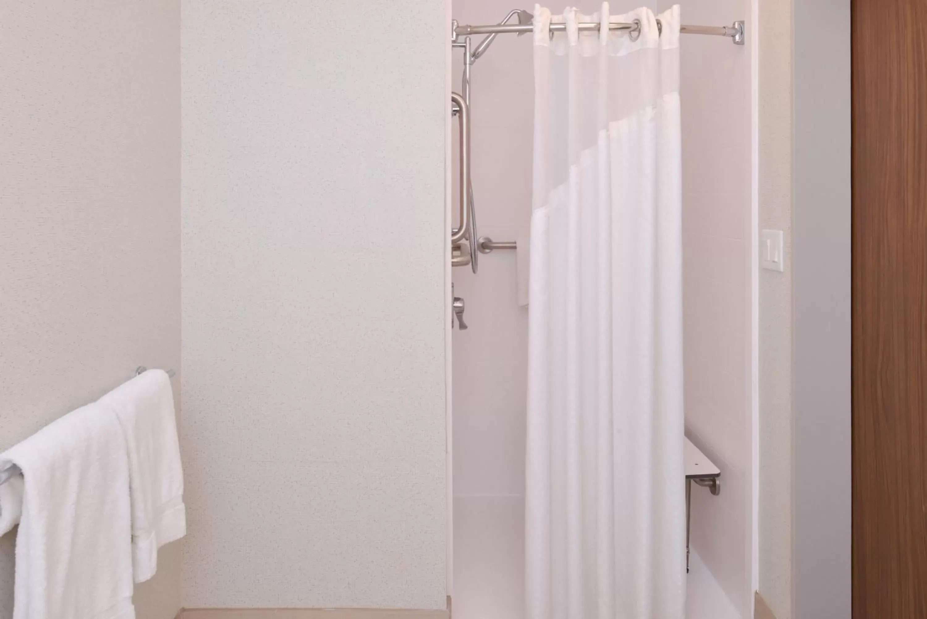 Photo of the whole room, Bathroom in Holiday Inn Express Glenwood Springs Aspen Area, an IHG Hotel