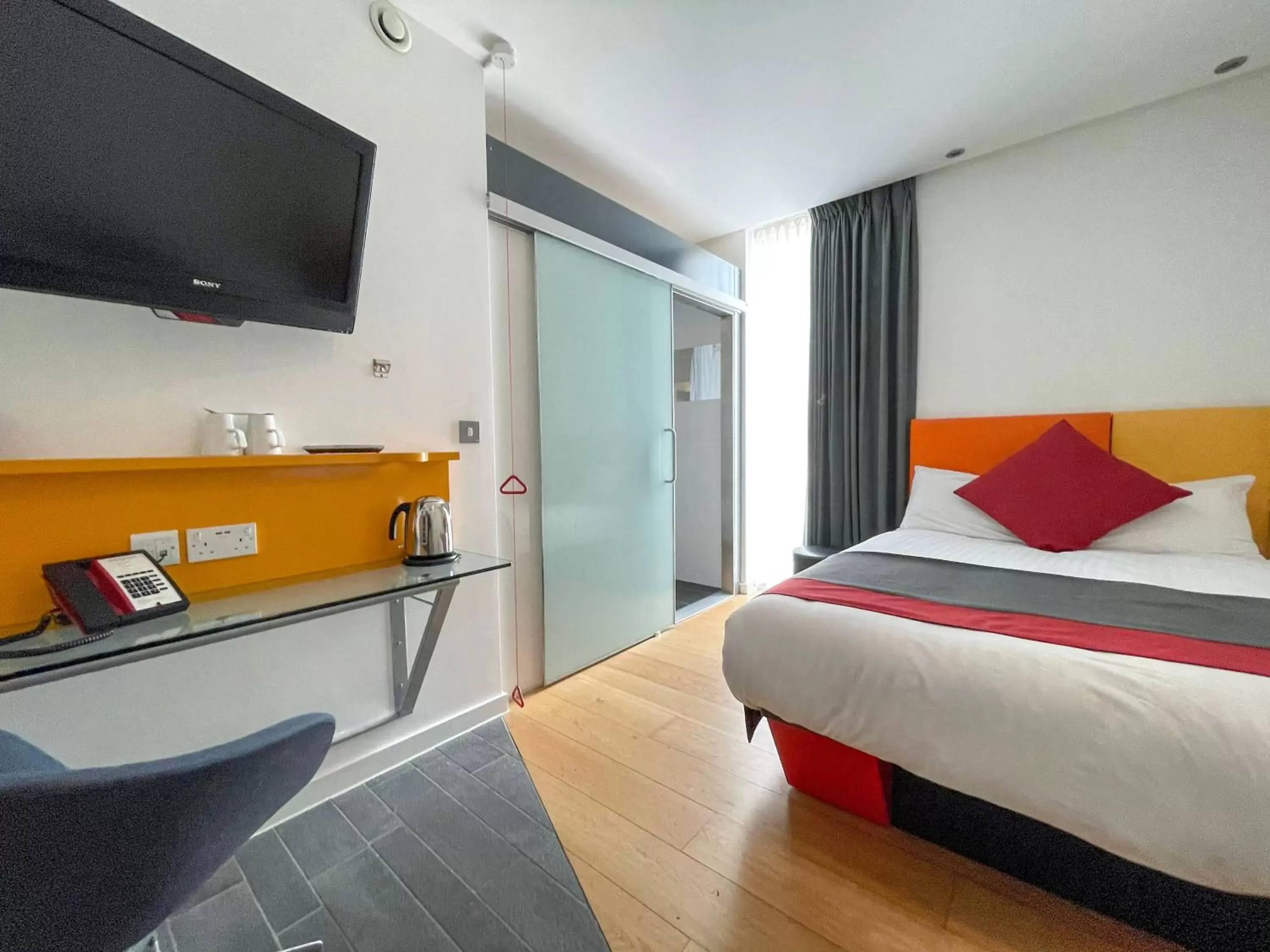 Bedroom in Sleeperz Hotel Cardiff