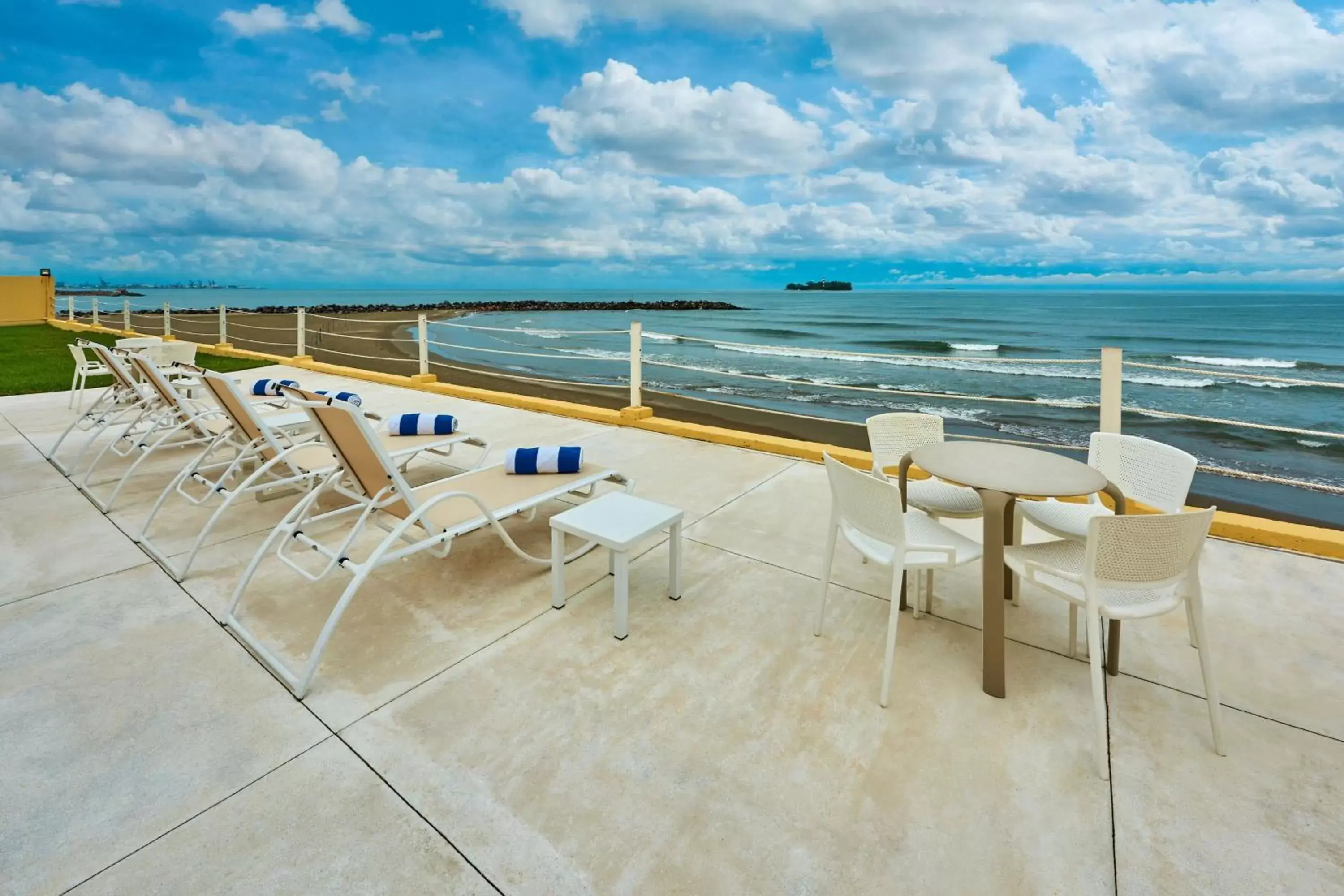 Swimming pool, Balcony/Terrace in City Express by Marriott Veracruz