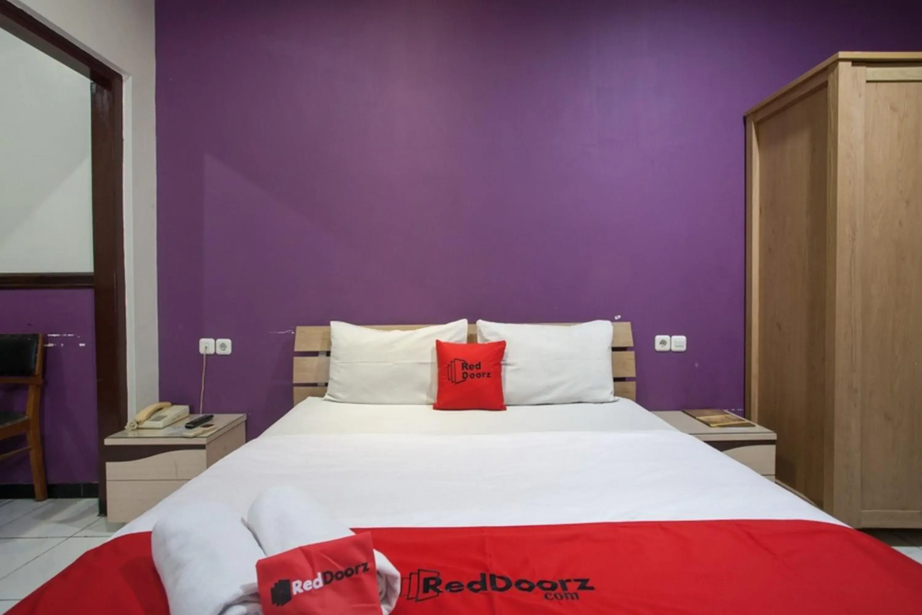 Bedroom, Bed in RedDoorz @ Urip Sumoharjo