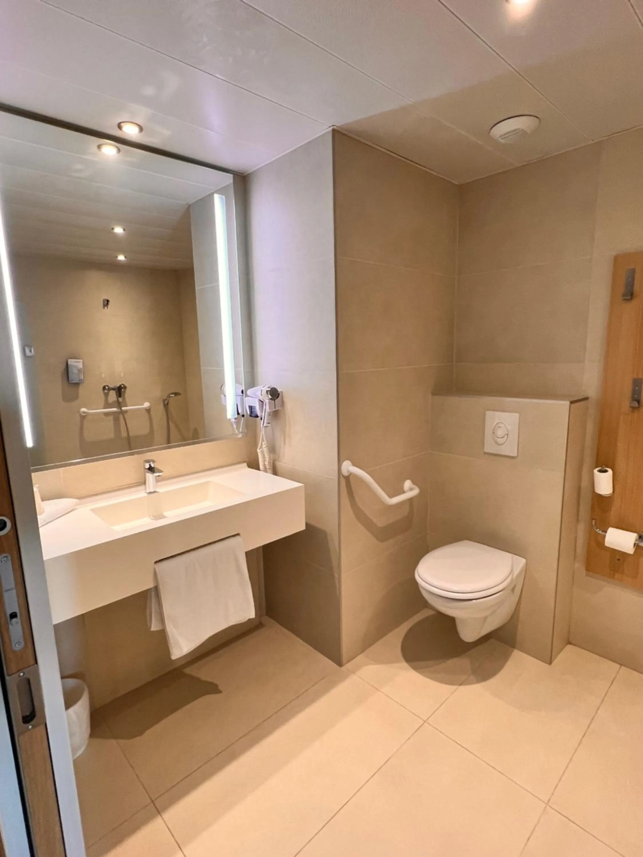 Bathroom in Campanile Metz Nord - Woippy- Porte du Luxembourg A31