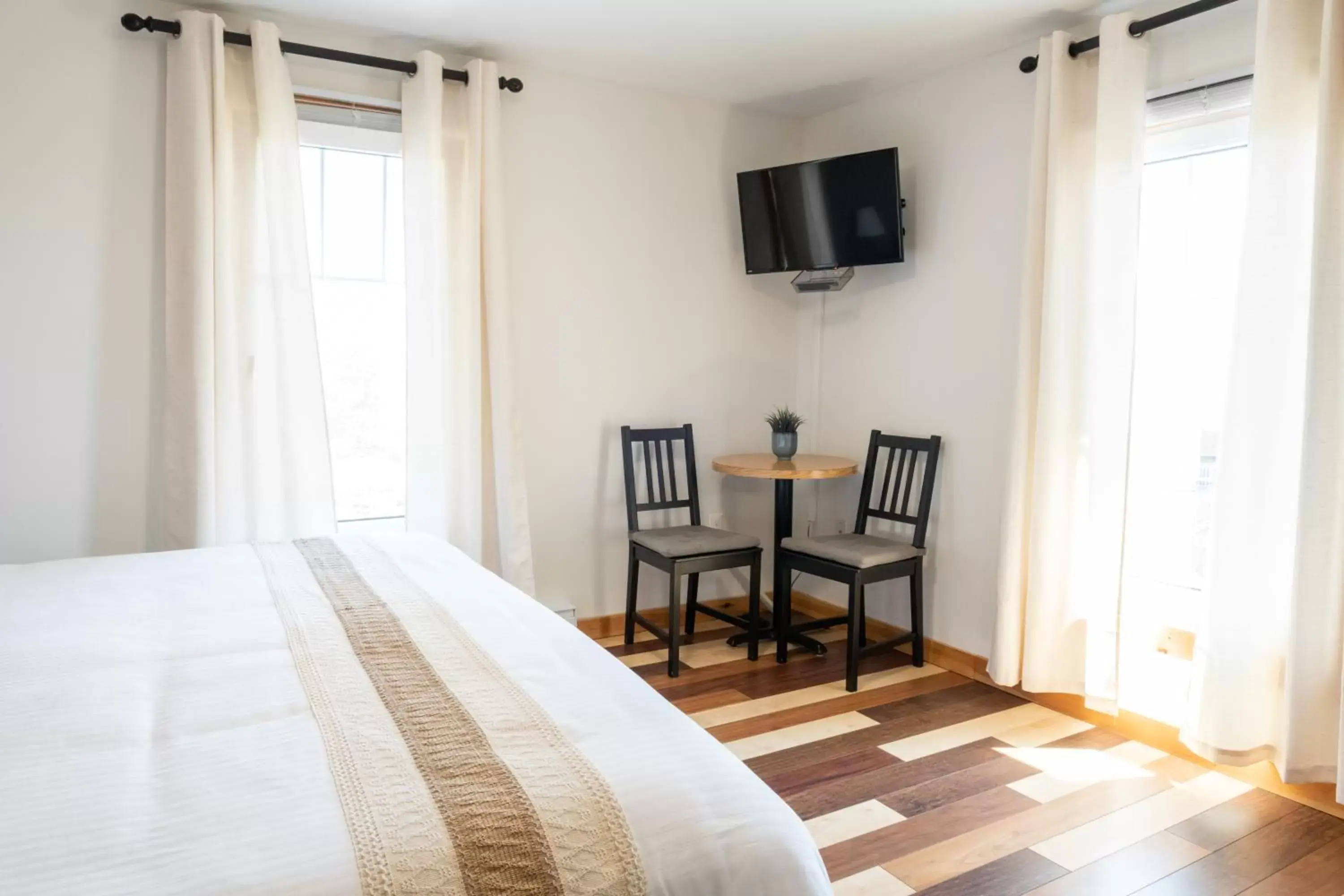 Seating area, TV/Entertainment Center in Pepperell Place Inn Inc.