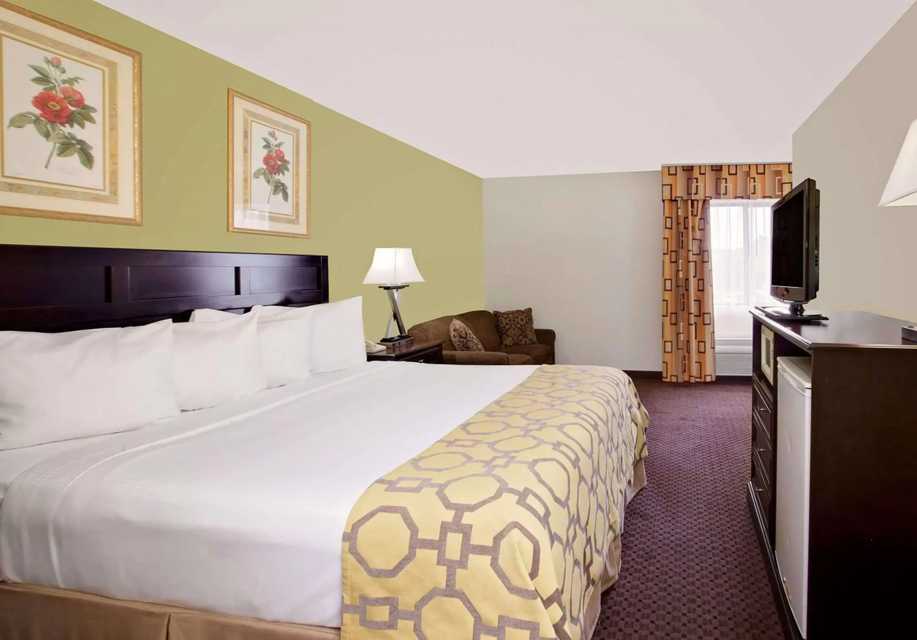 Photo of the whole room, Bed in Baymont by Wyndham Battle Creek Downtown