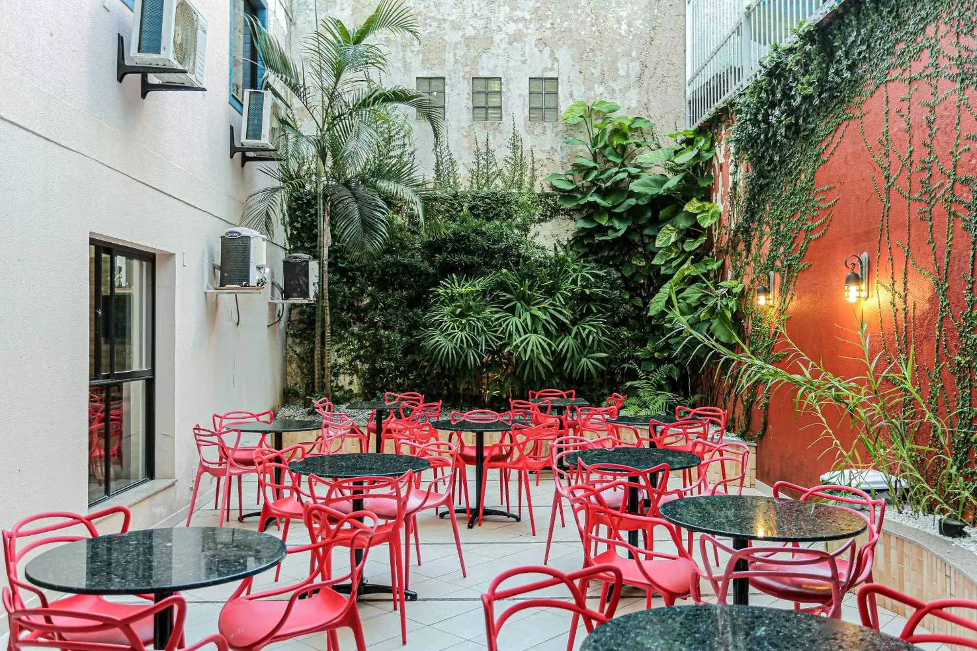 Patio, Restaurant/Places to Eat in Sandri City Hotel