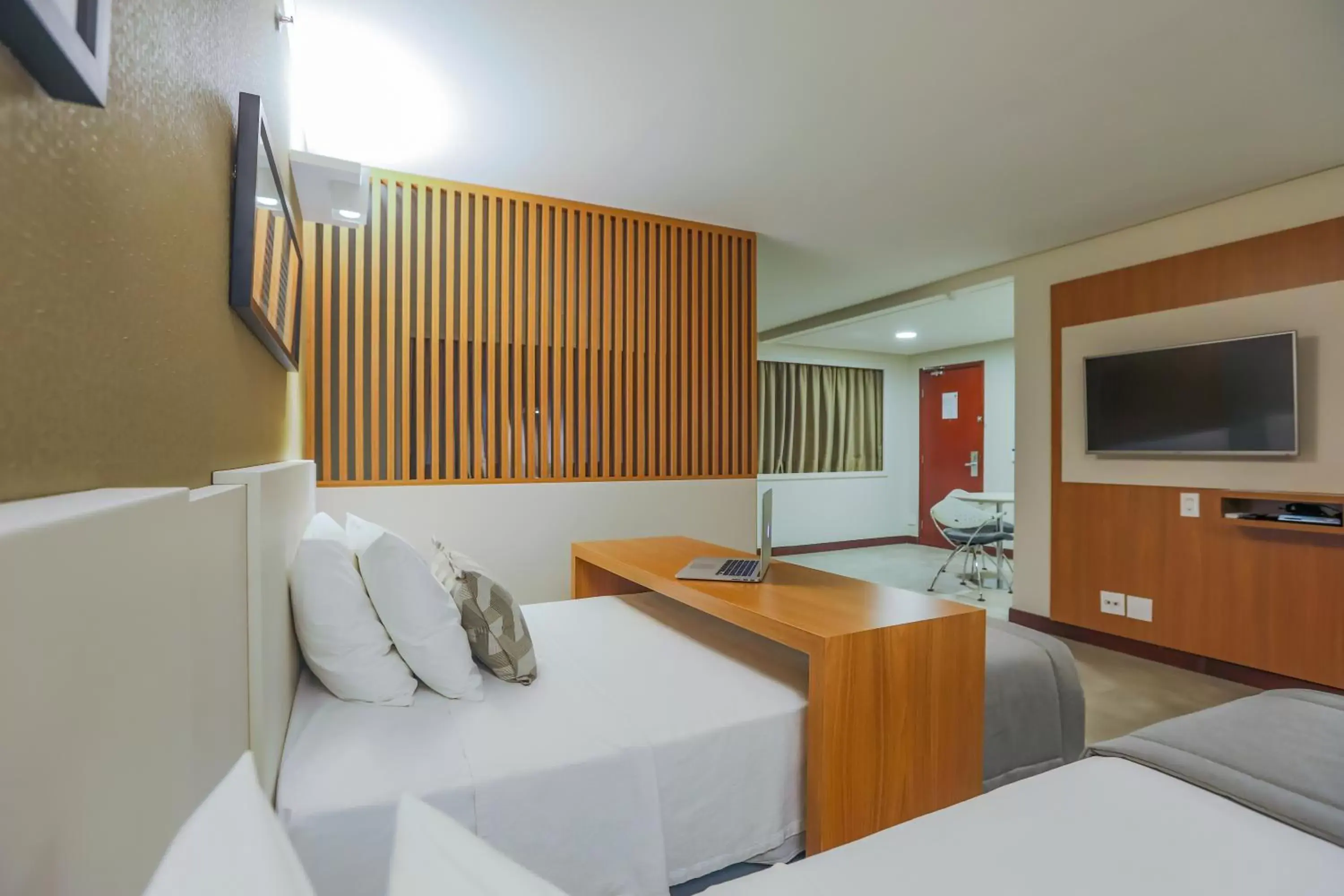 Photo of the whole room, TV/Entertainment Center in Comfort Suites Brasília