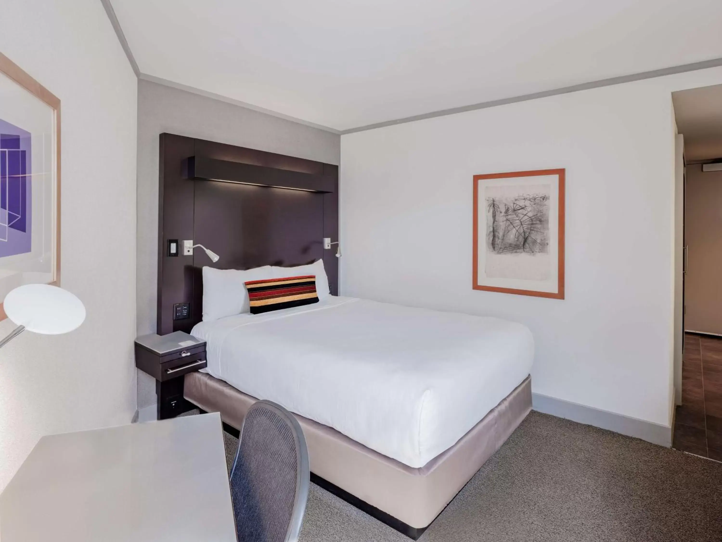 Summer, Bed in The Royal Sonesta Boston