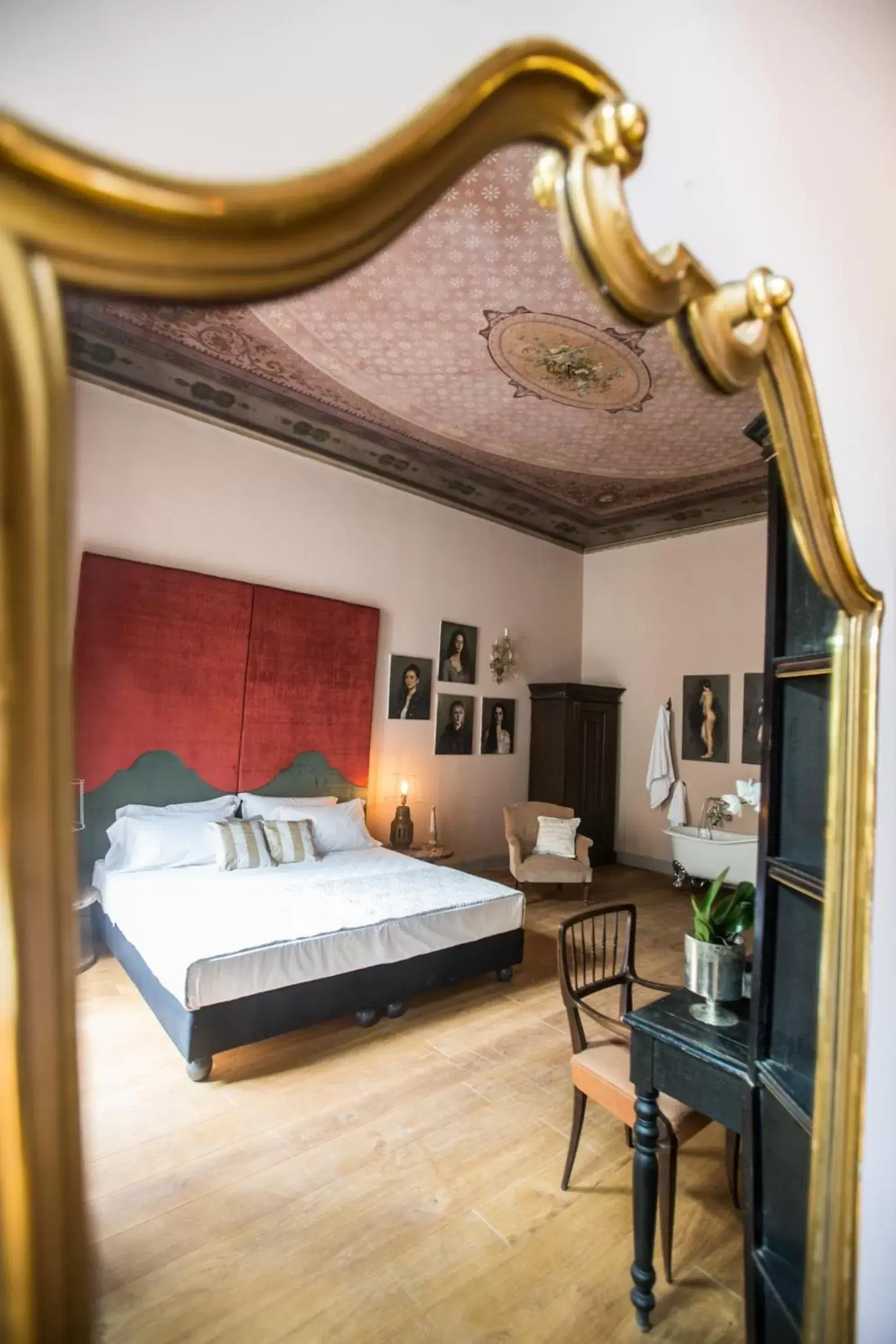 Decorative detail, Bed in Soprarno Suites