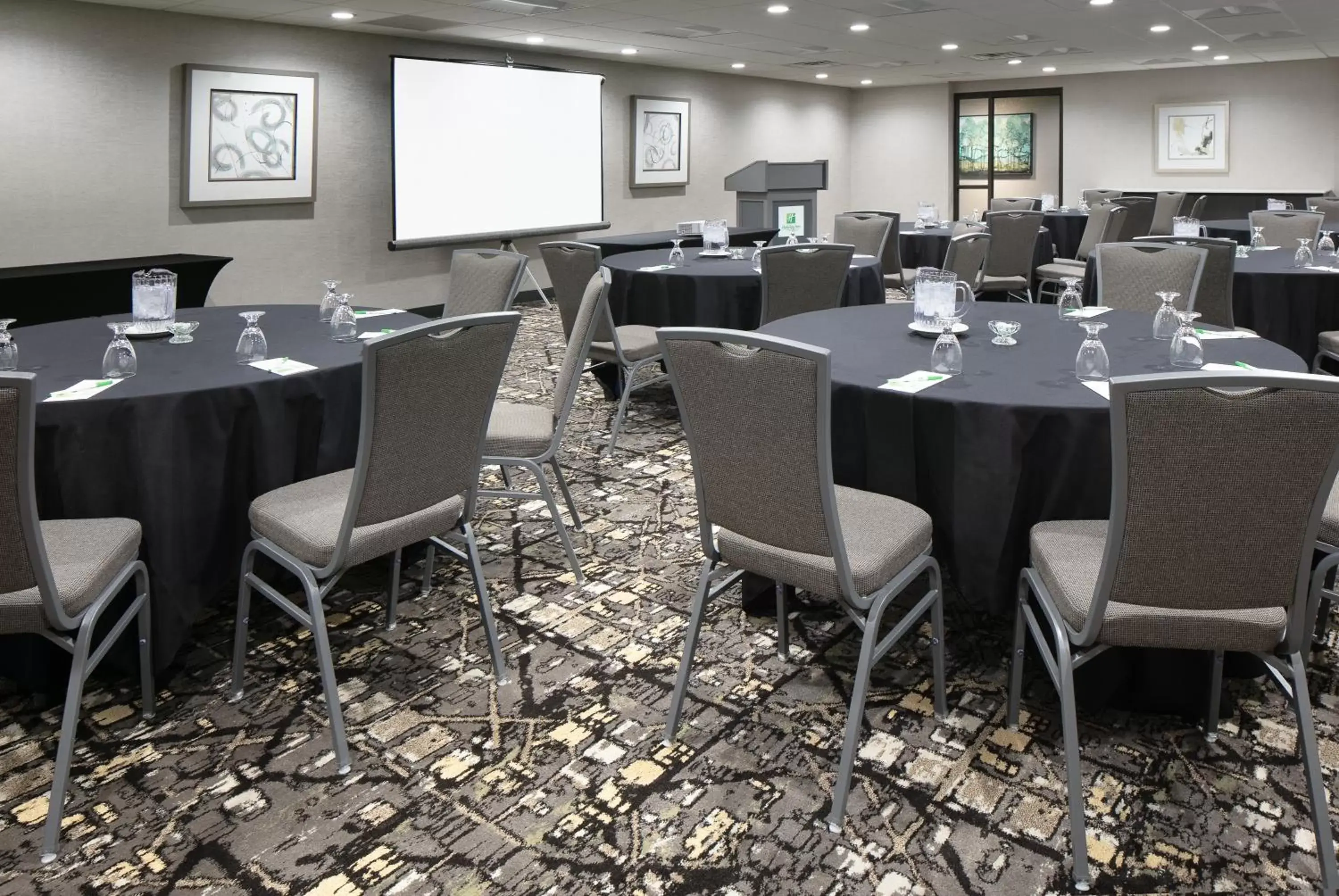 Meeting/conference room in Holiday Inn Hotel & Suites Des Moines-Northwest, an IHG Hotel