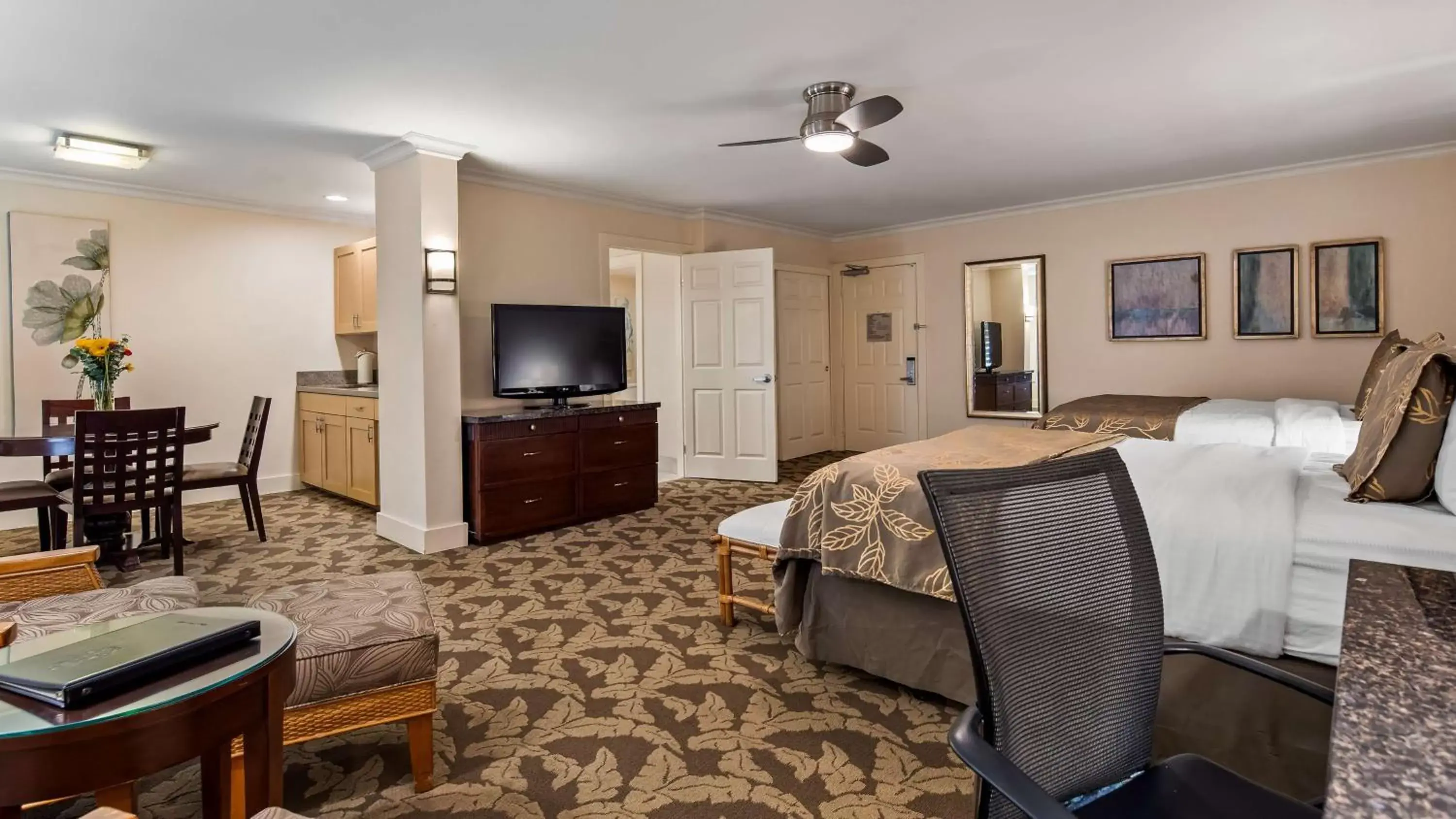 Photo of the whole room, TV/Entertainment Center in Best Western PLUS Island Palms Hotel & Marina