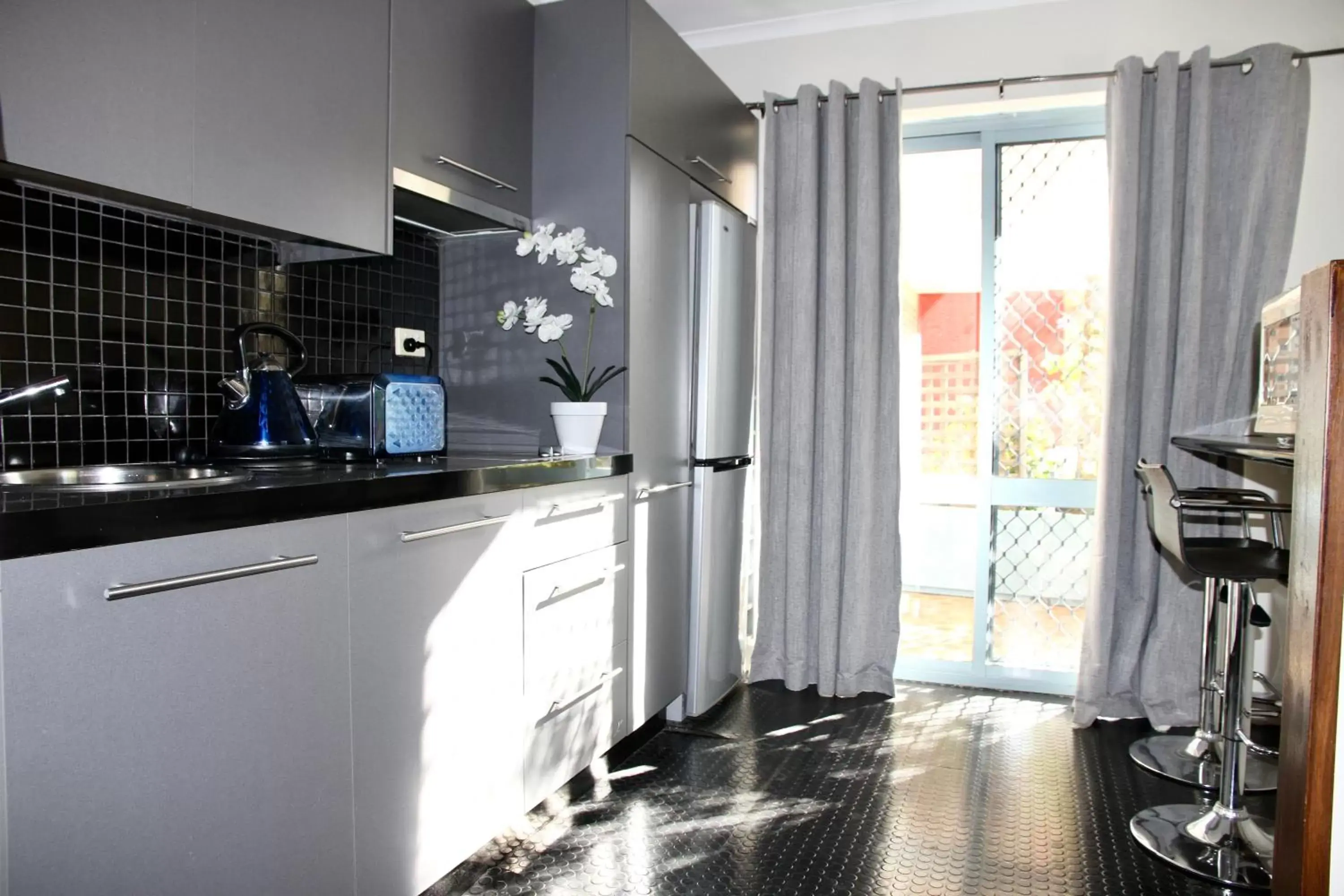 Kitchen or kitchenette, Kitchen/Kitchenette in Mariners Court Hotel Sydney