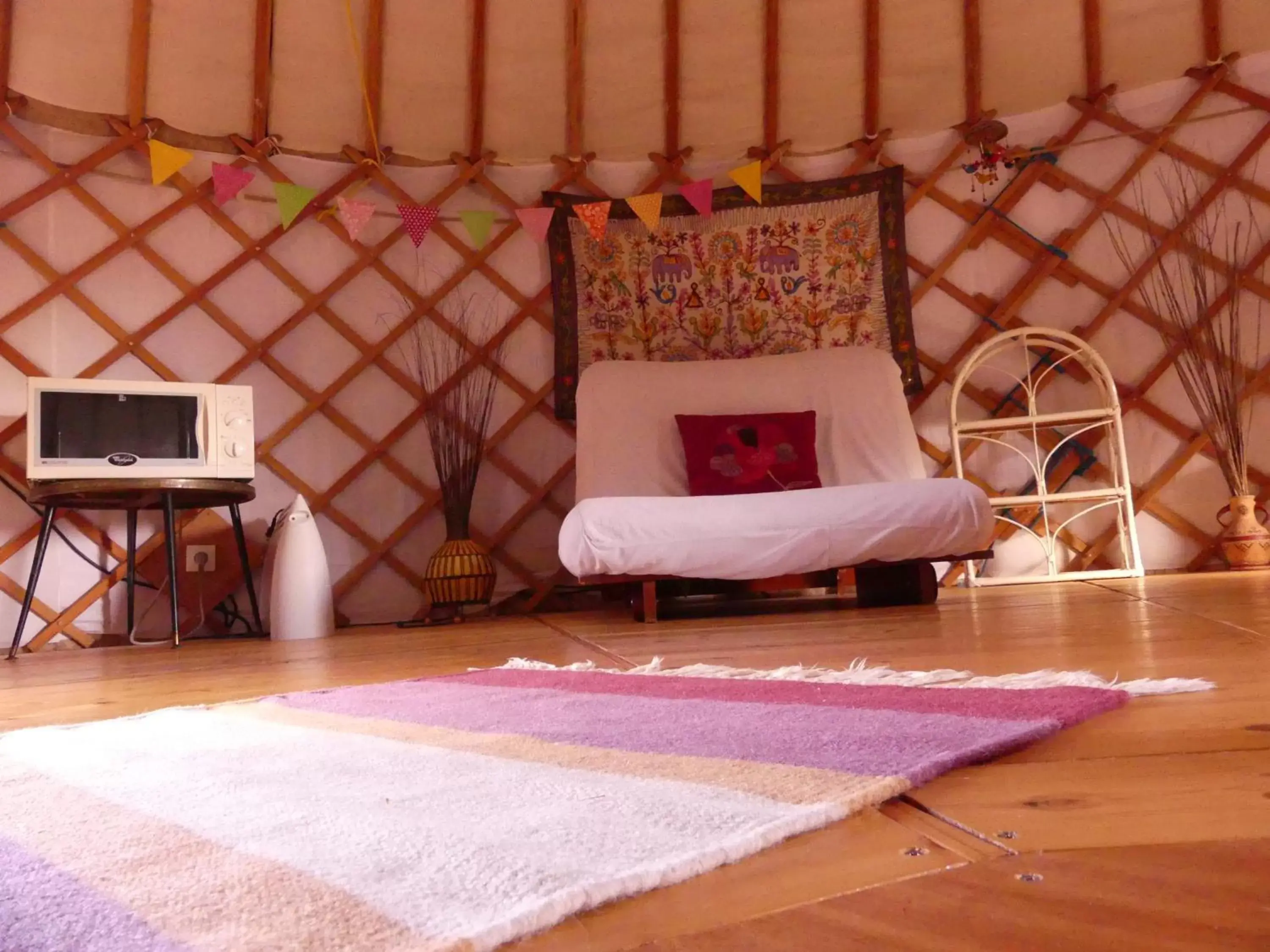 Seating area, Bed in Les Yourtes d'Hôtes