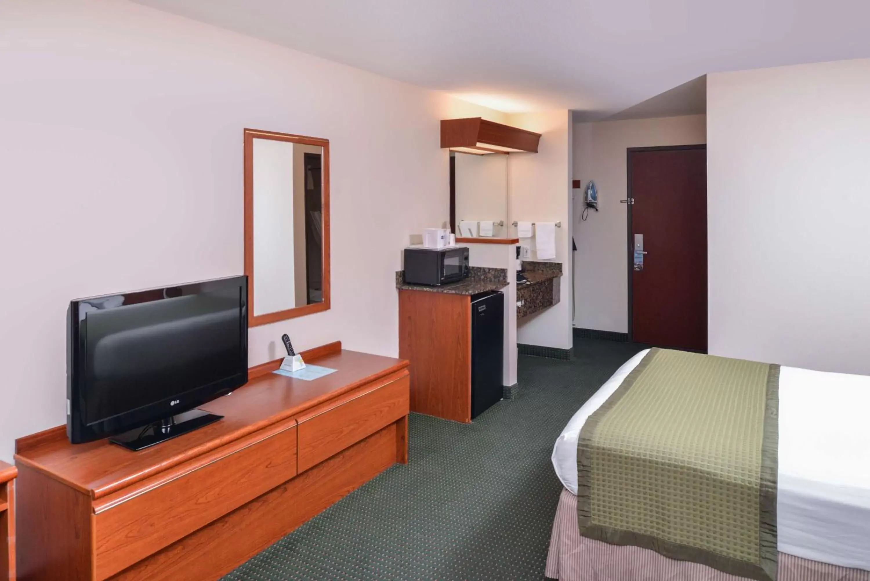Photo of the whole room, TV/Entertainment Center in Travelodge by Wyndham, Newberg