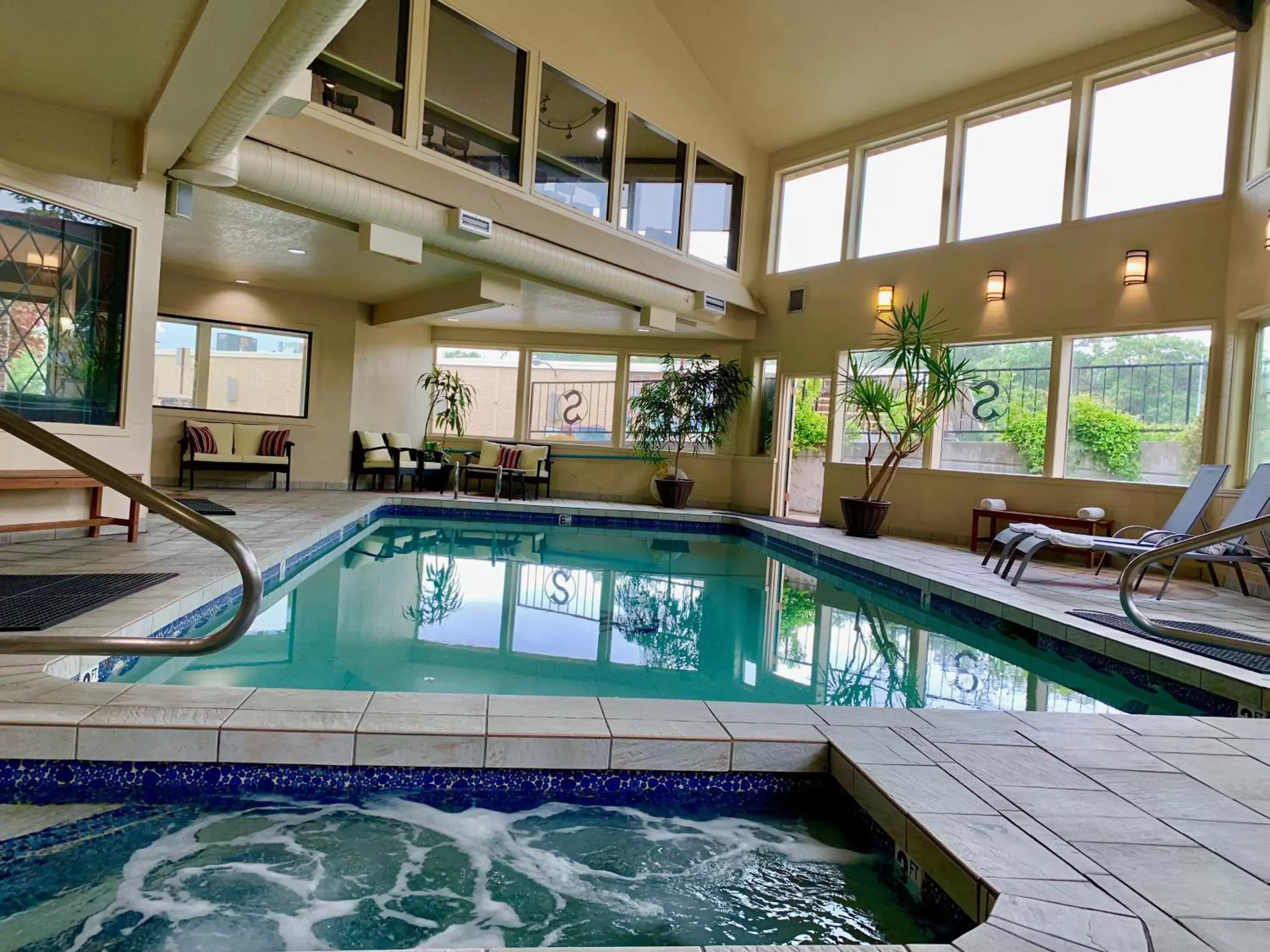 Hot Tub, Swimming Pool in Stratford Inn