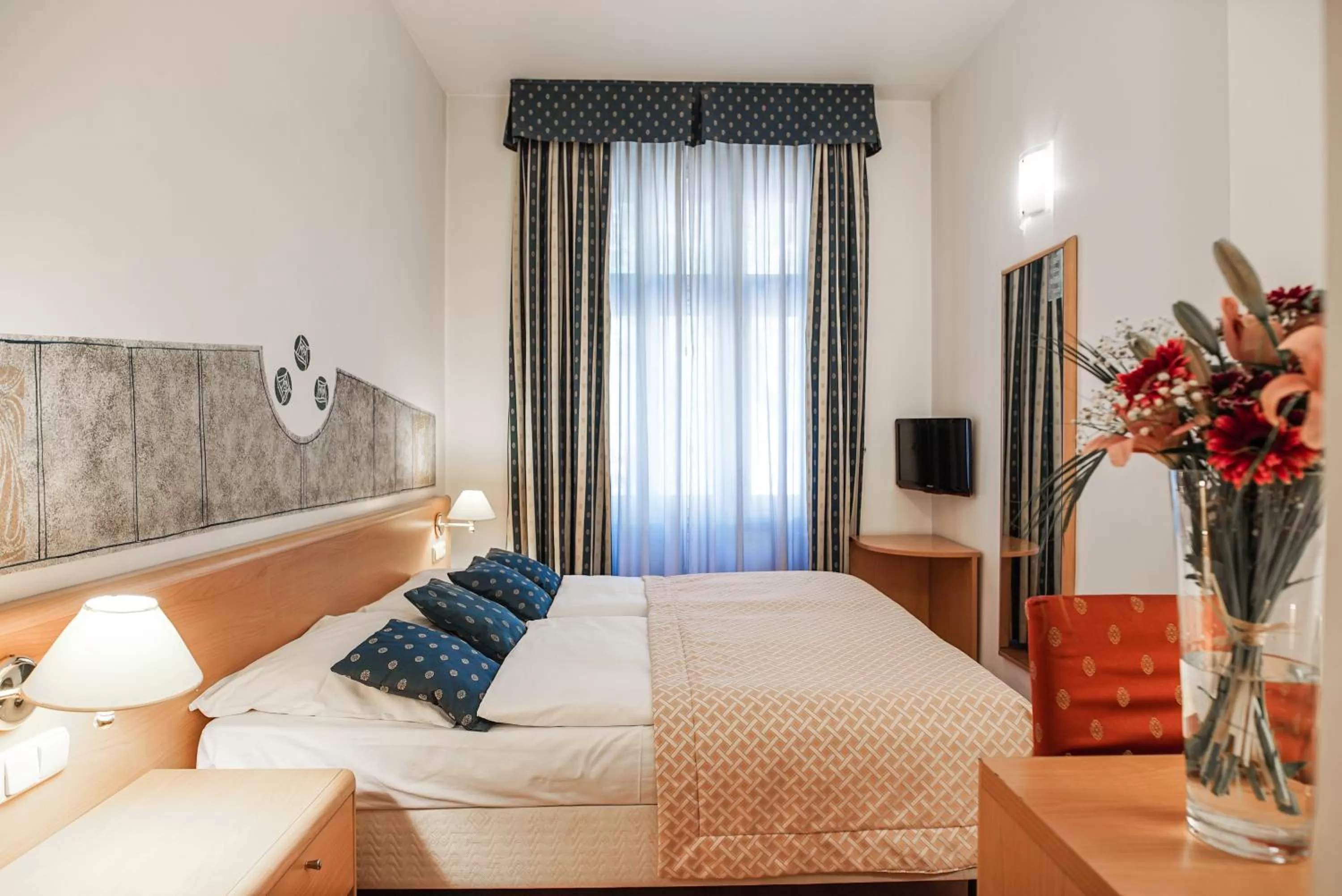 Day, Bed in Hotel Tivoli Prague