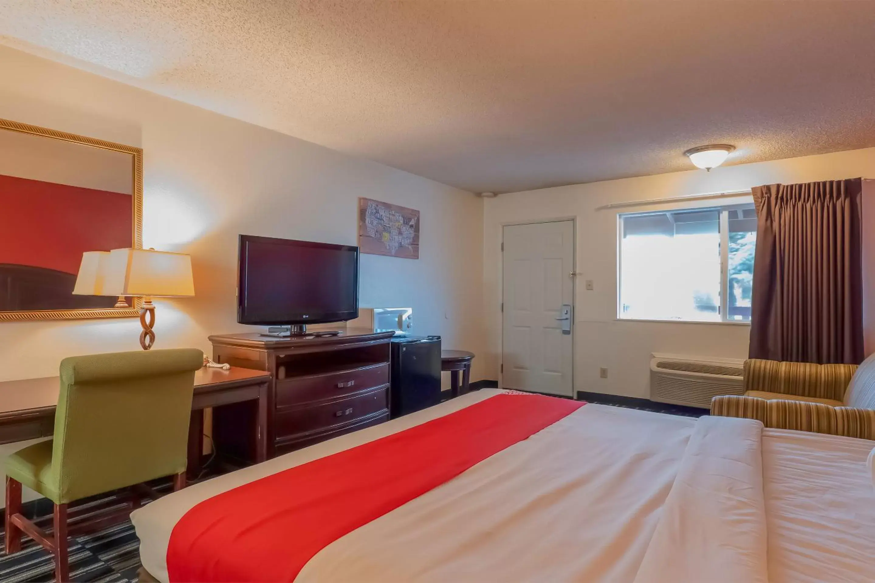 Bedroom, TV/Entertainment Center in OYO Hotel Chehalis I-5 South