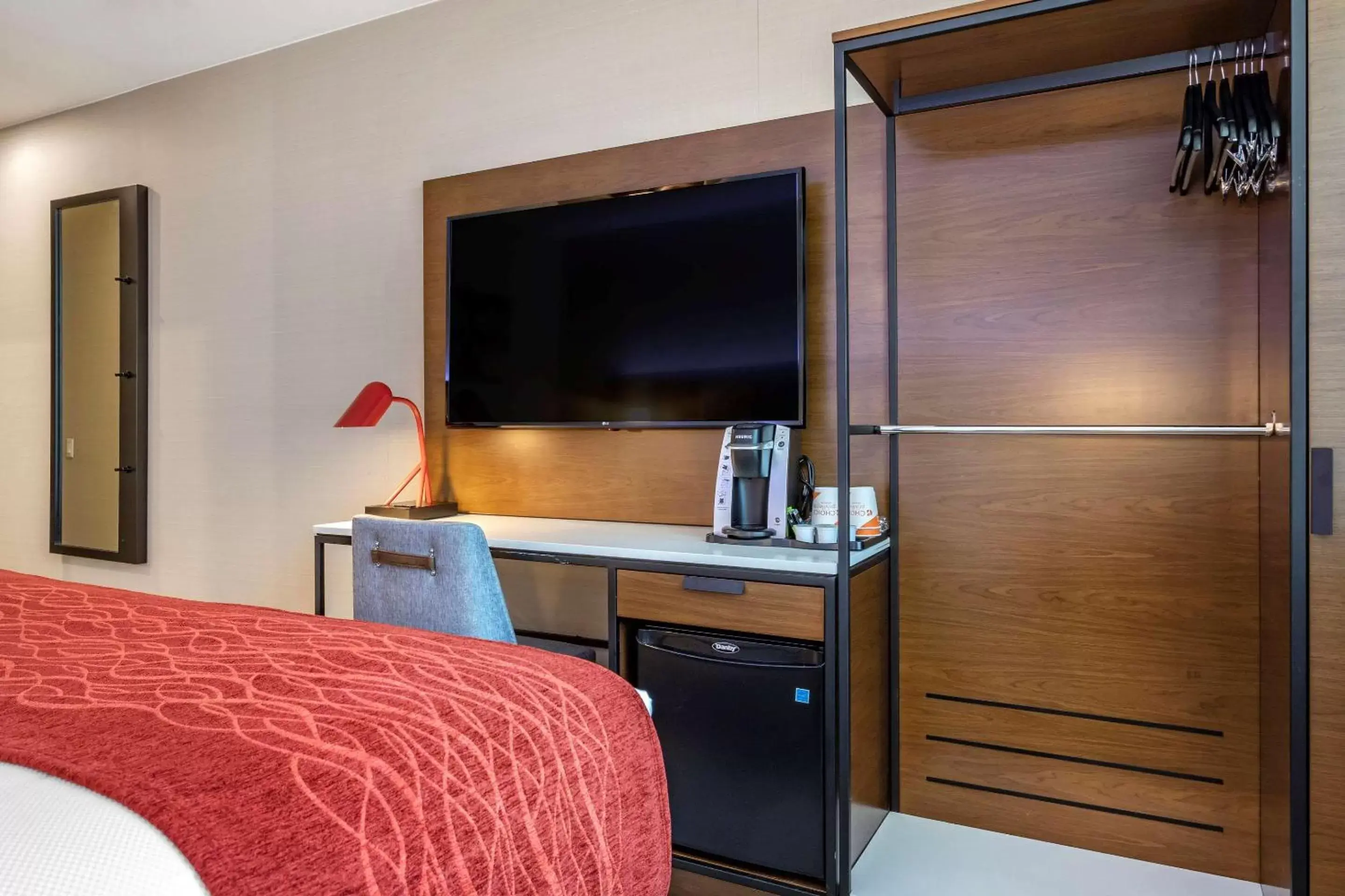 Photo of the whole room, TV/Entertainment Center in Comfort Inn JFK Airport