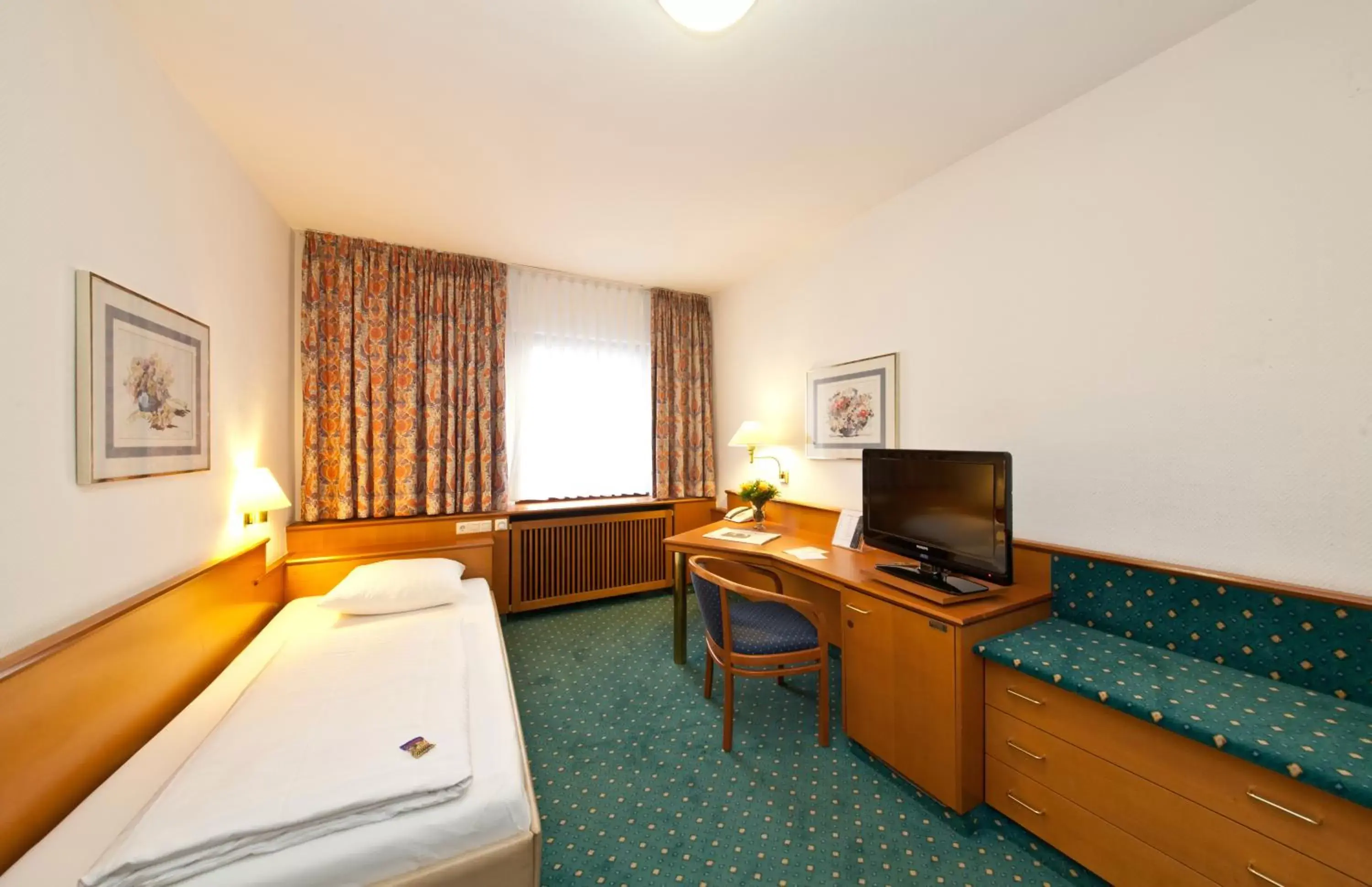 Photo of the whole room, TV/Entertainment Center in Novum Hotel Boulevard Stuttgart City