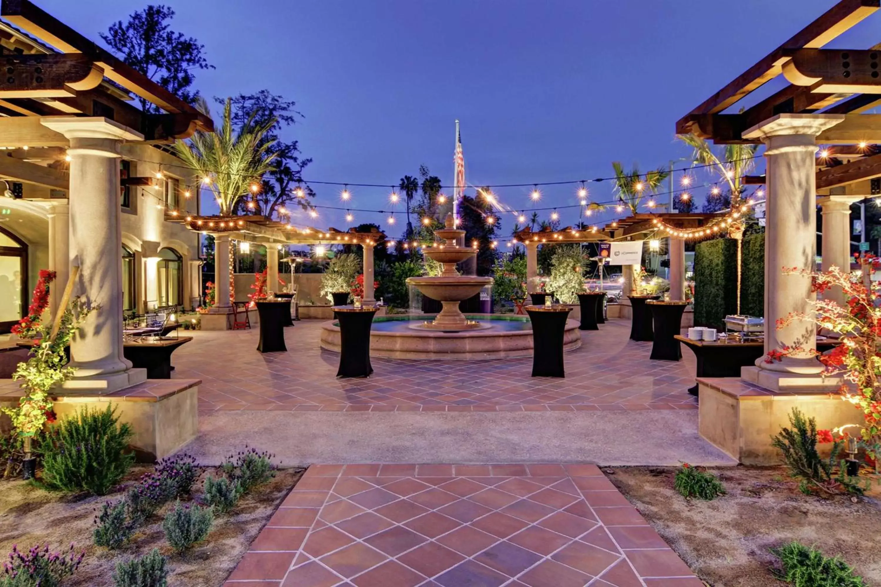 Inner courtyard view in Hilton Garden Inn San Diego Old Town/Sea World Area