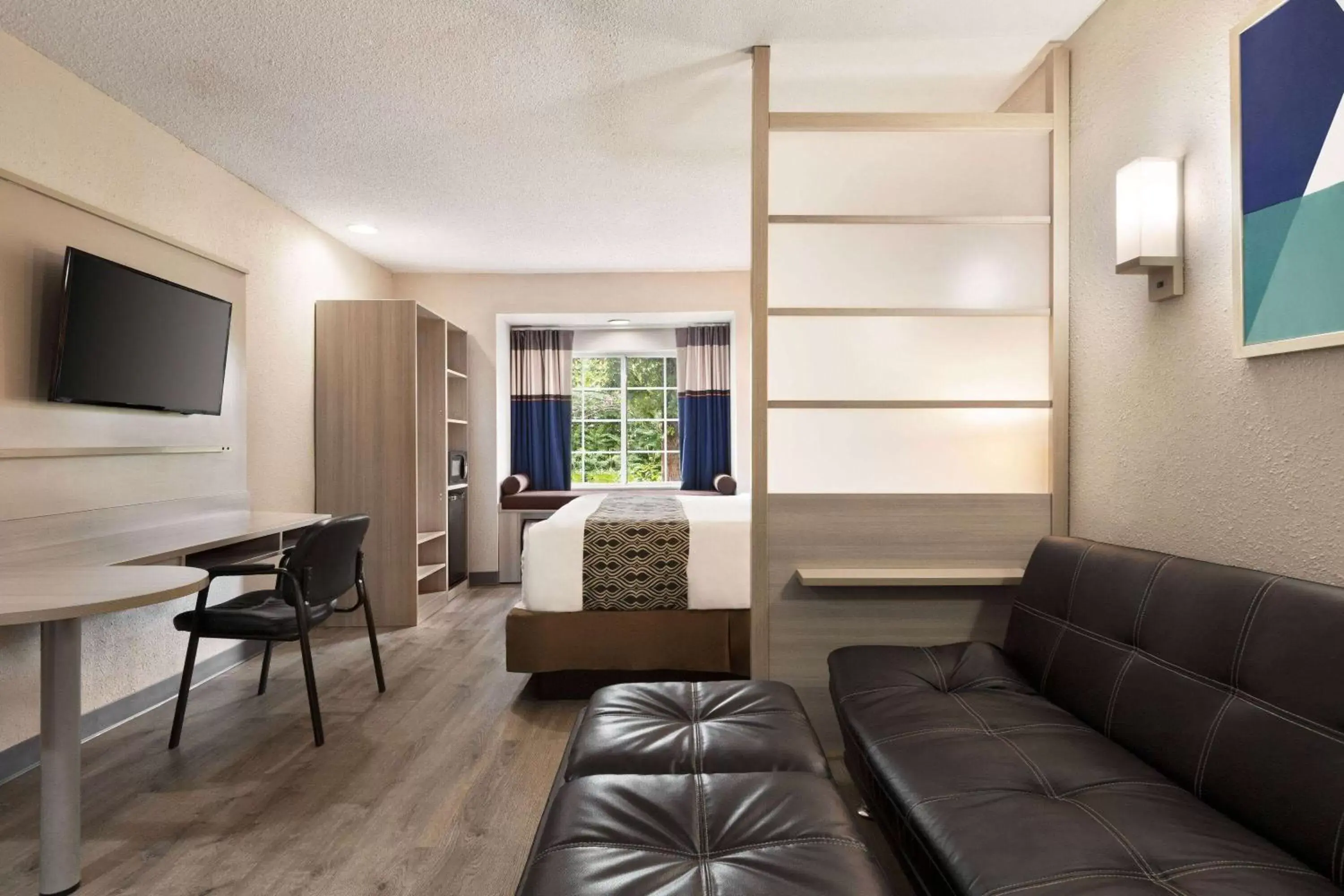 Bed, Seating Area in Microtel Inn & Suites by Wyndham Florence/Cincinnati Airpo