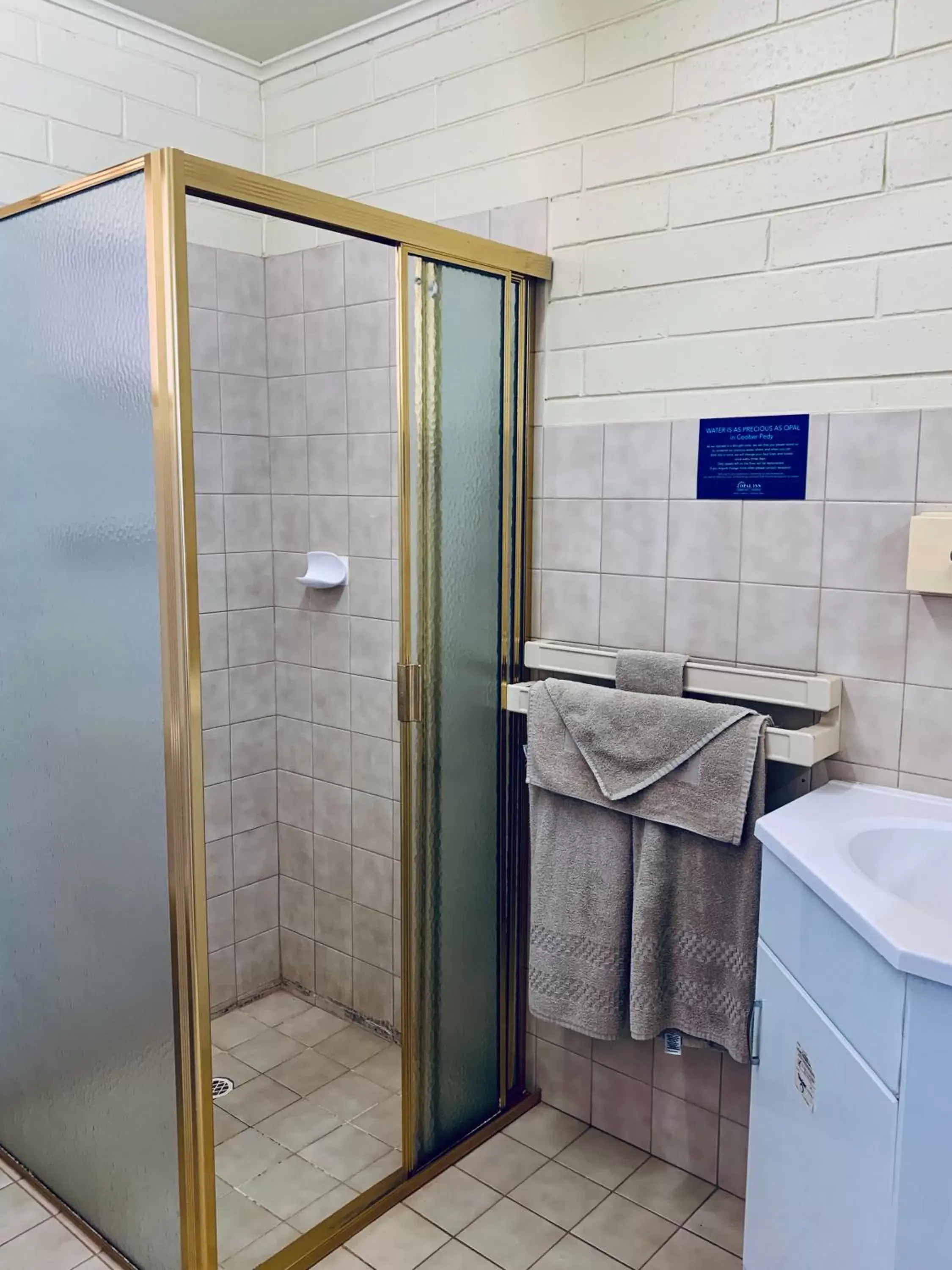 Bathroom in Opal Inn Hotel, Motel, Caravan Park