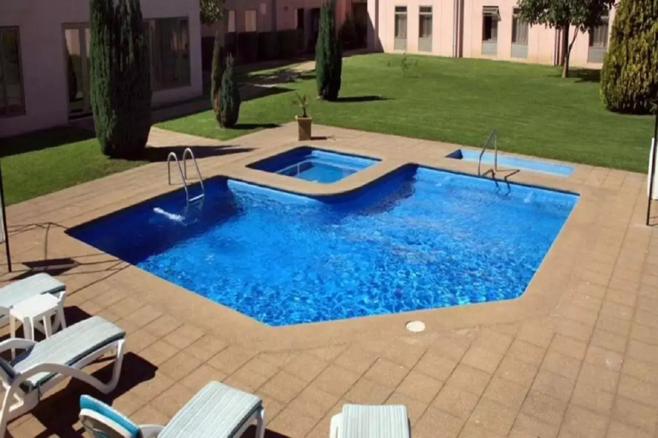 Swimming Pool in Hotel Diego de Almagro Los Angeles