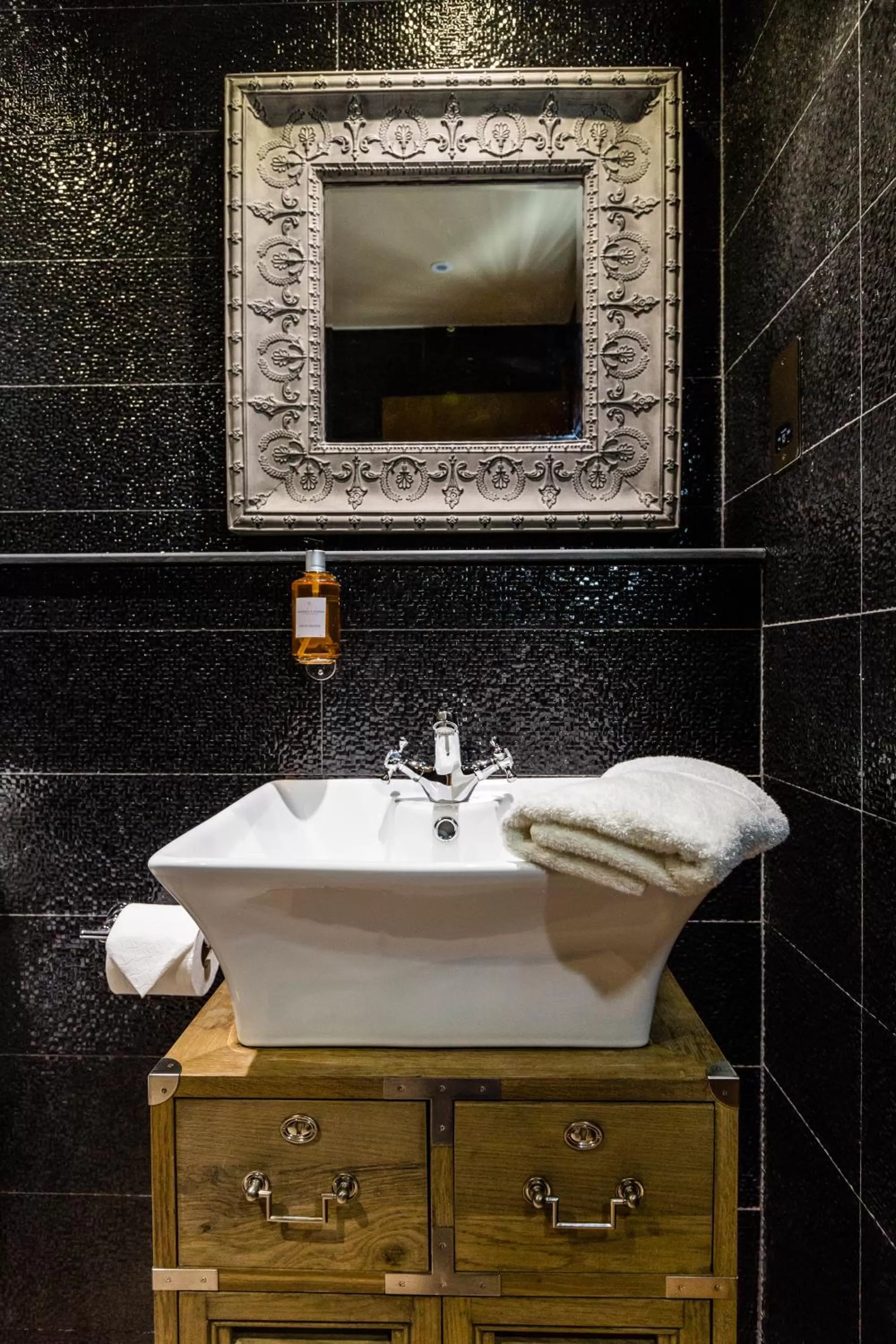 Toilet in The Shankly Hotel