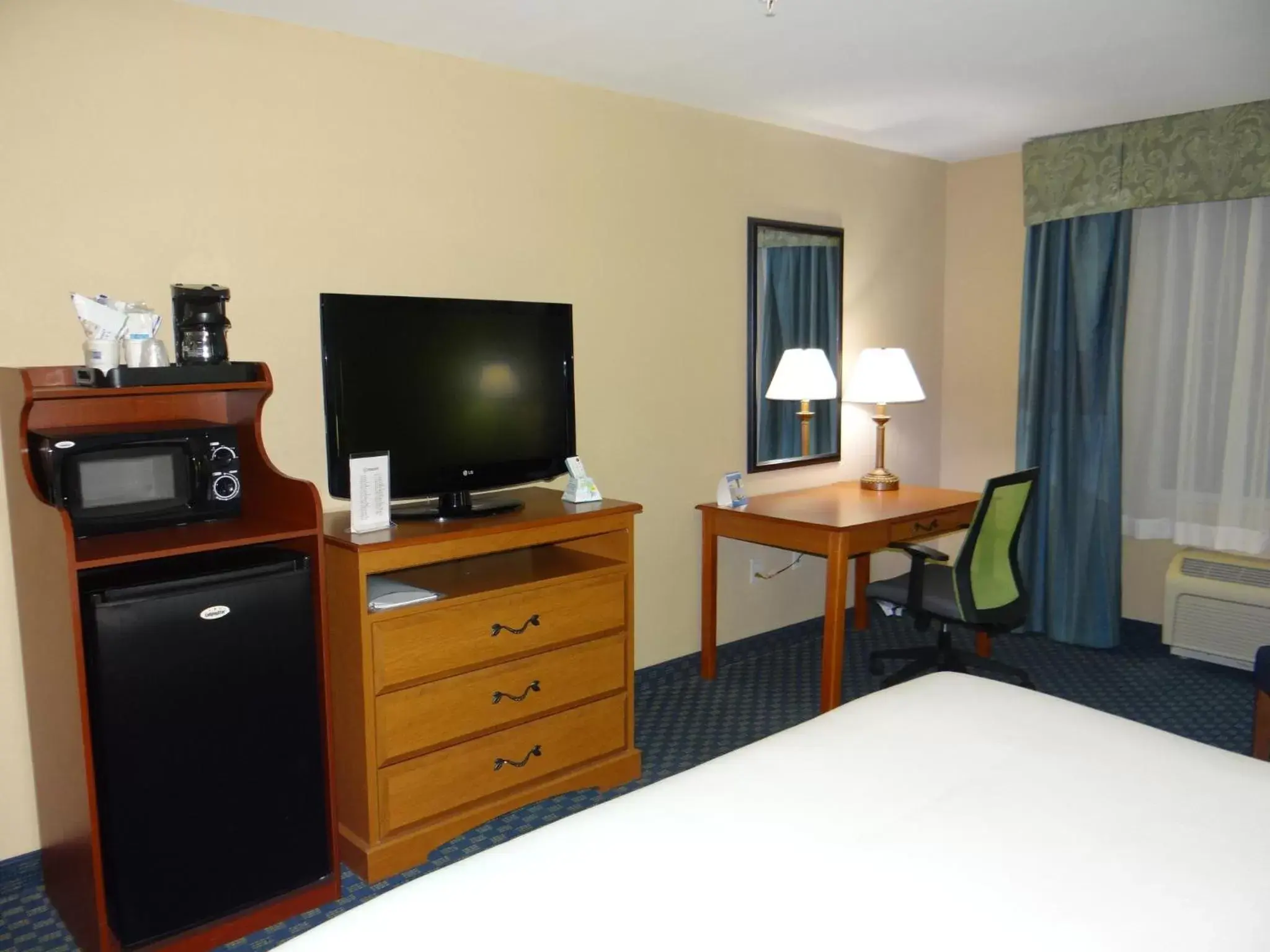 Photo of the whole room, TV/Entertainment Center in Holiday Inn Express Hotel & Suites Salisbury - Delmar, an IHG Hotel