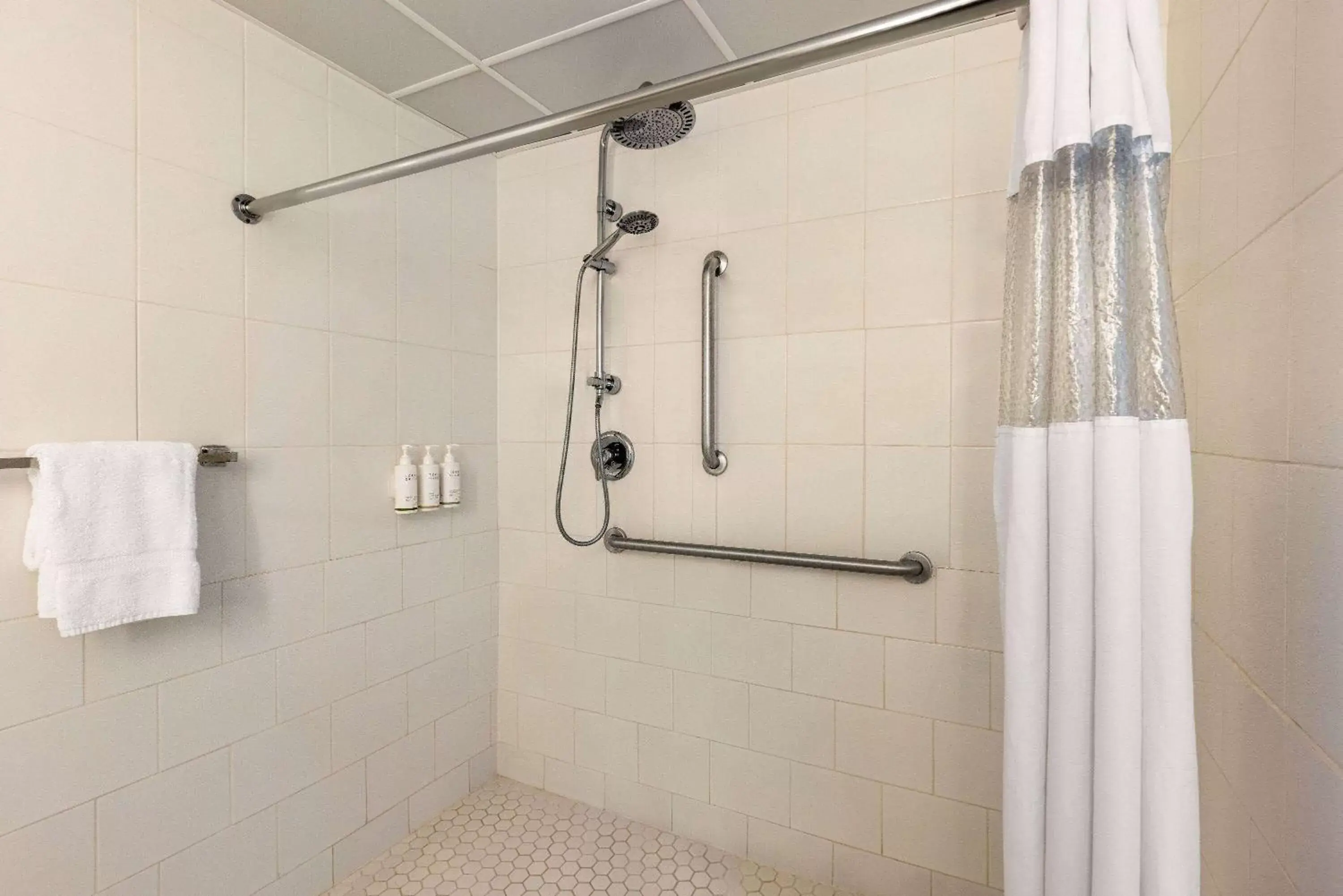 Shower, Bathroom in Howard Johnson by Wyndham Ocean City Oceanfront