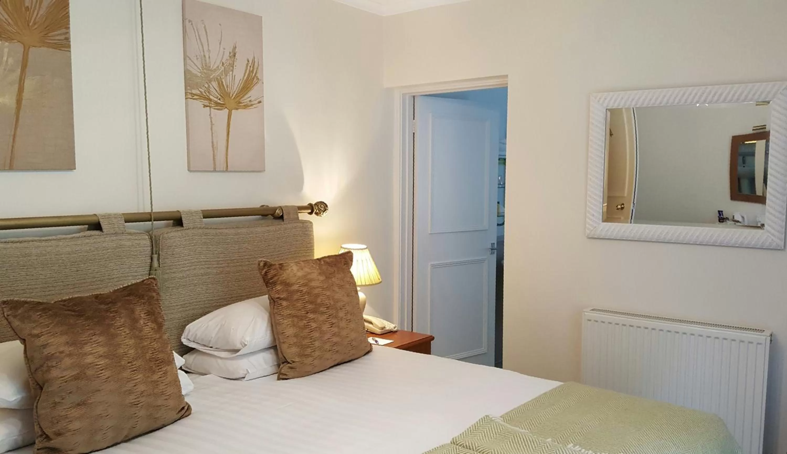 Bedroom, Bed in Three Ways House Hotel