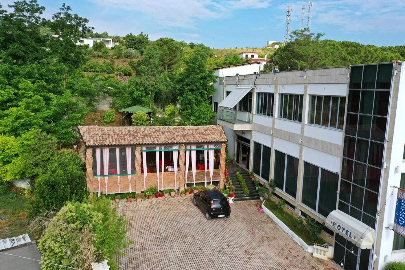 Property building in "Frogs House" Hotel & Restorant Slow Food