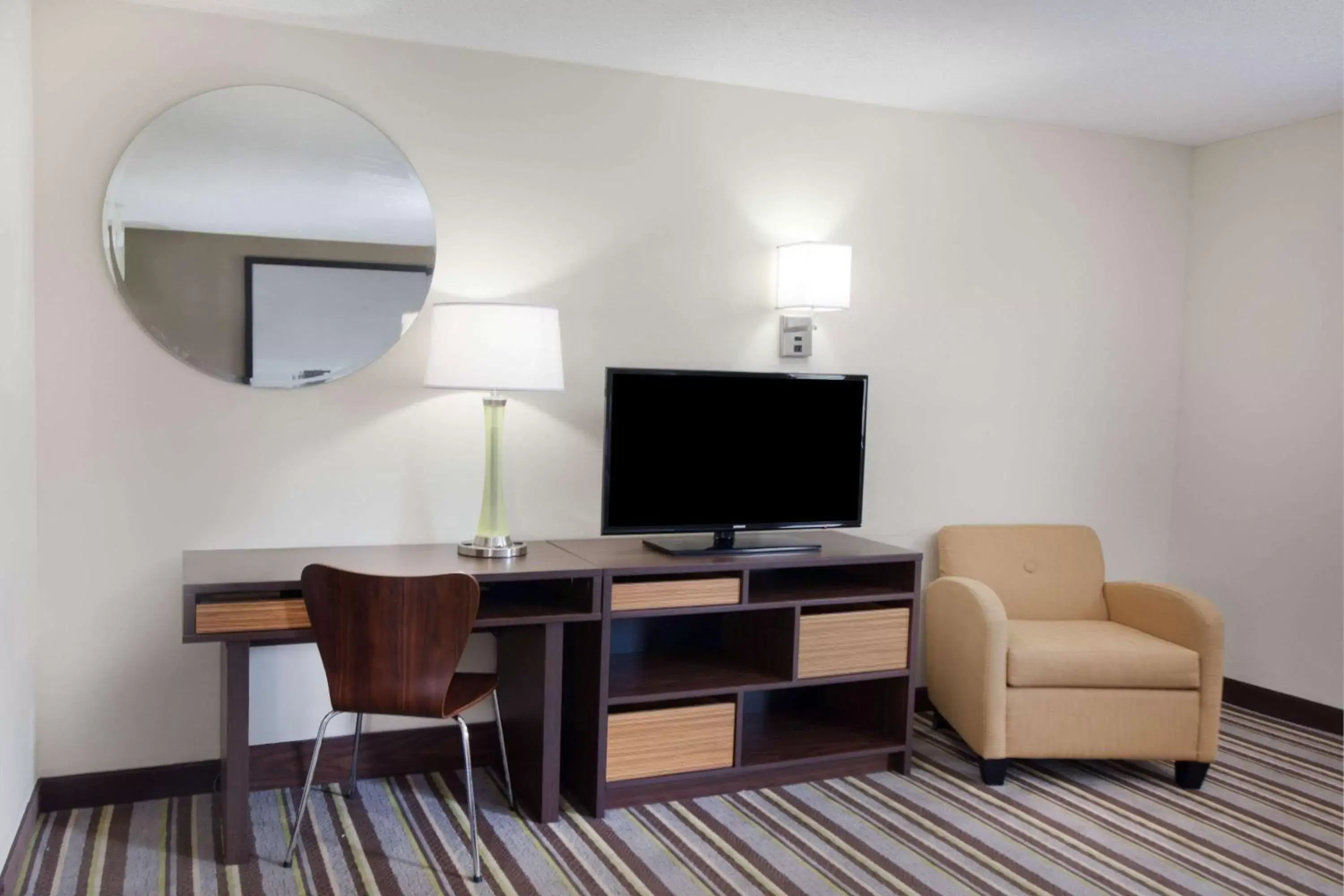 On site, TV/Entertainment Center in Super 8 by Wyndham Chicago/Rosemont/O'Hare/SE