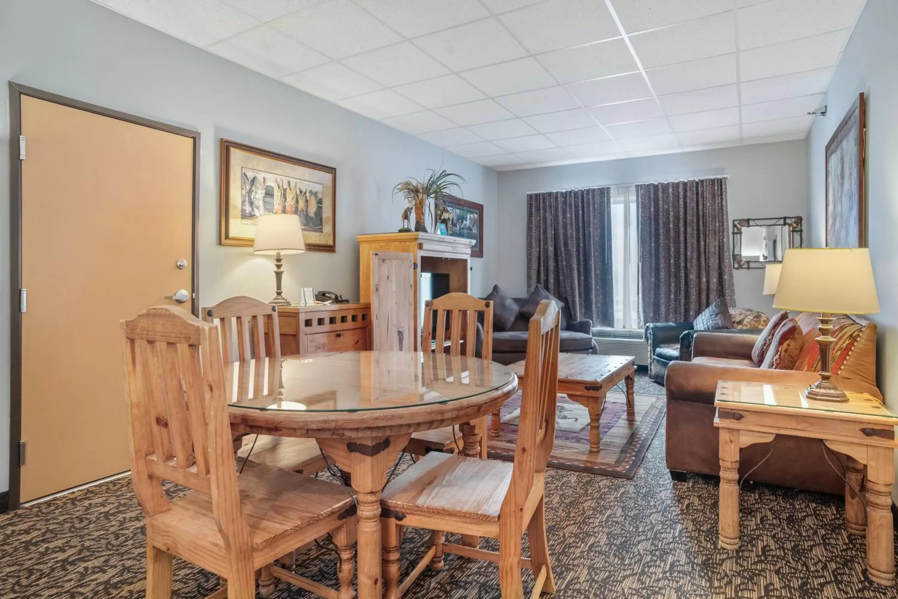 Dining Area in Howard Johnson by Wyndham Rapid City