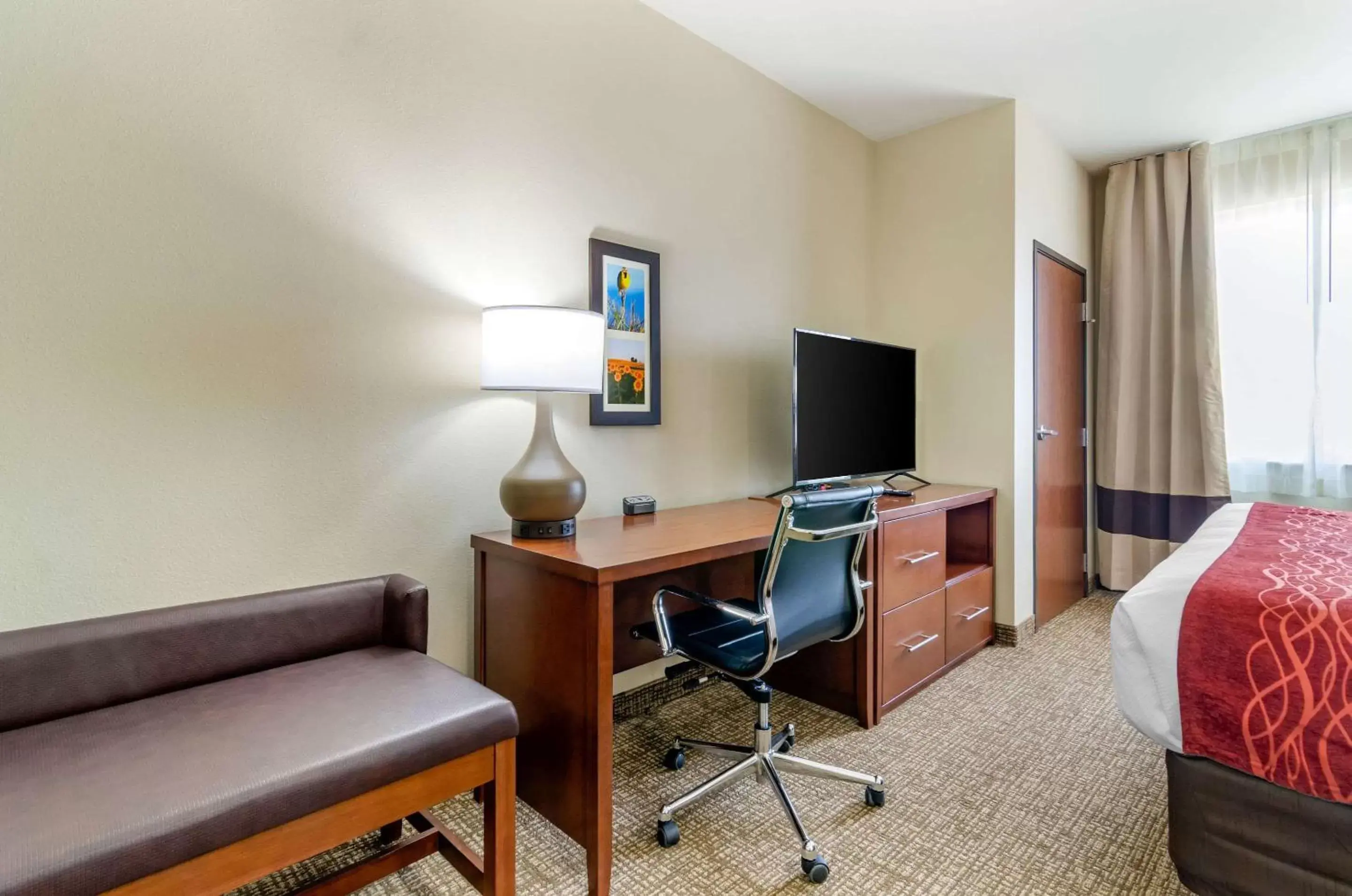 Photo of the whole room, TV/Entertainment Center in Comfort Inn & Suites Salina North