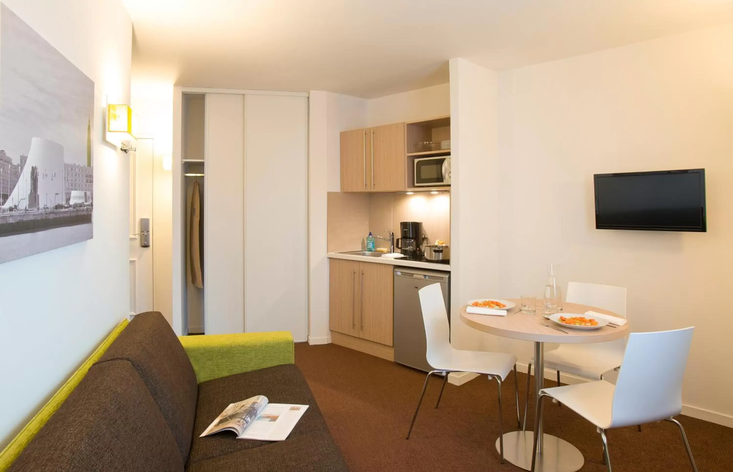 Kitchen or kitchenette, TV/Entertainment Center in Aparthotel Adagio Access Le Havre Les Docks