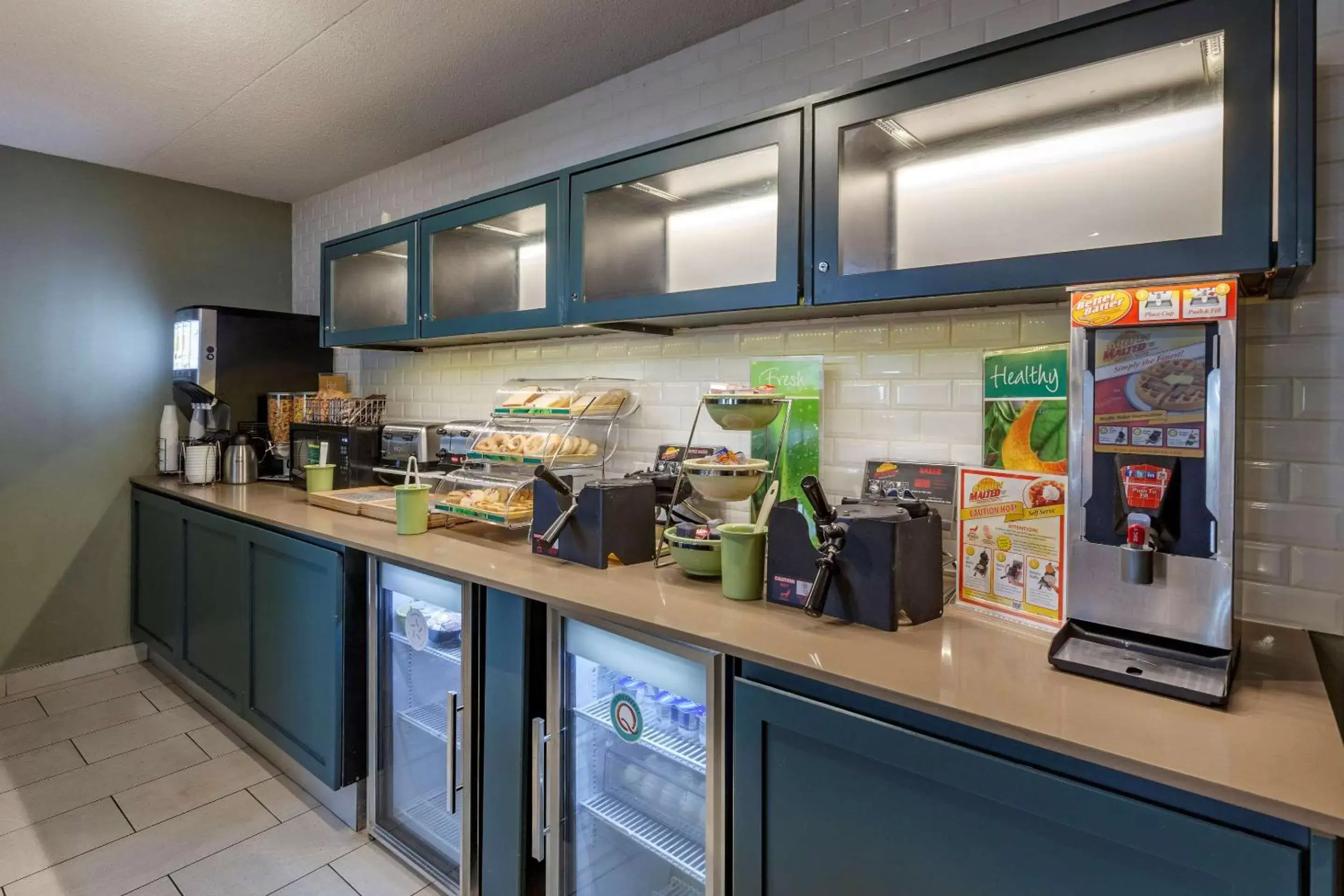 Breakfast, Kitchen/Kitchenette in Quality Inn Airport West