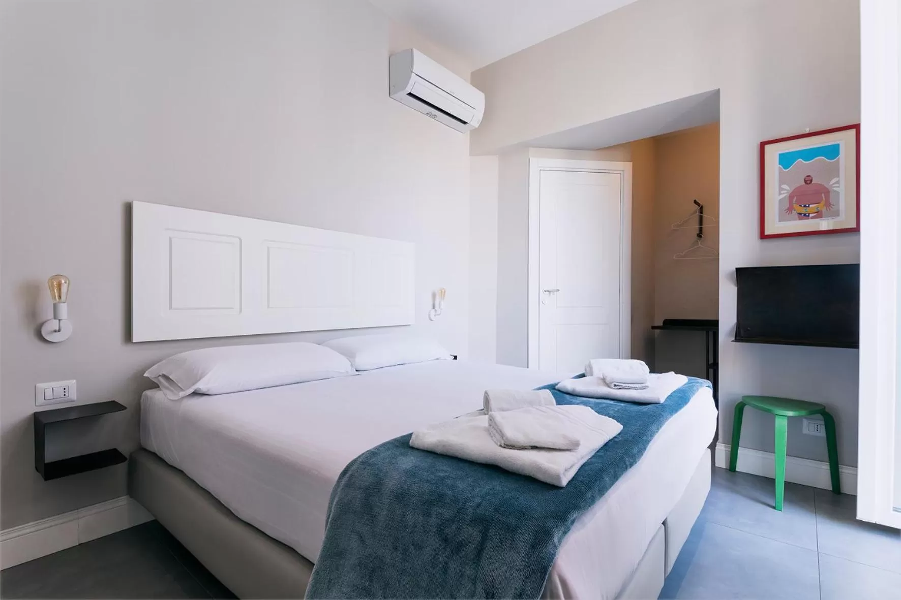 Bedroom, Bed in Up25