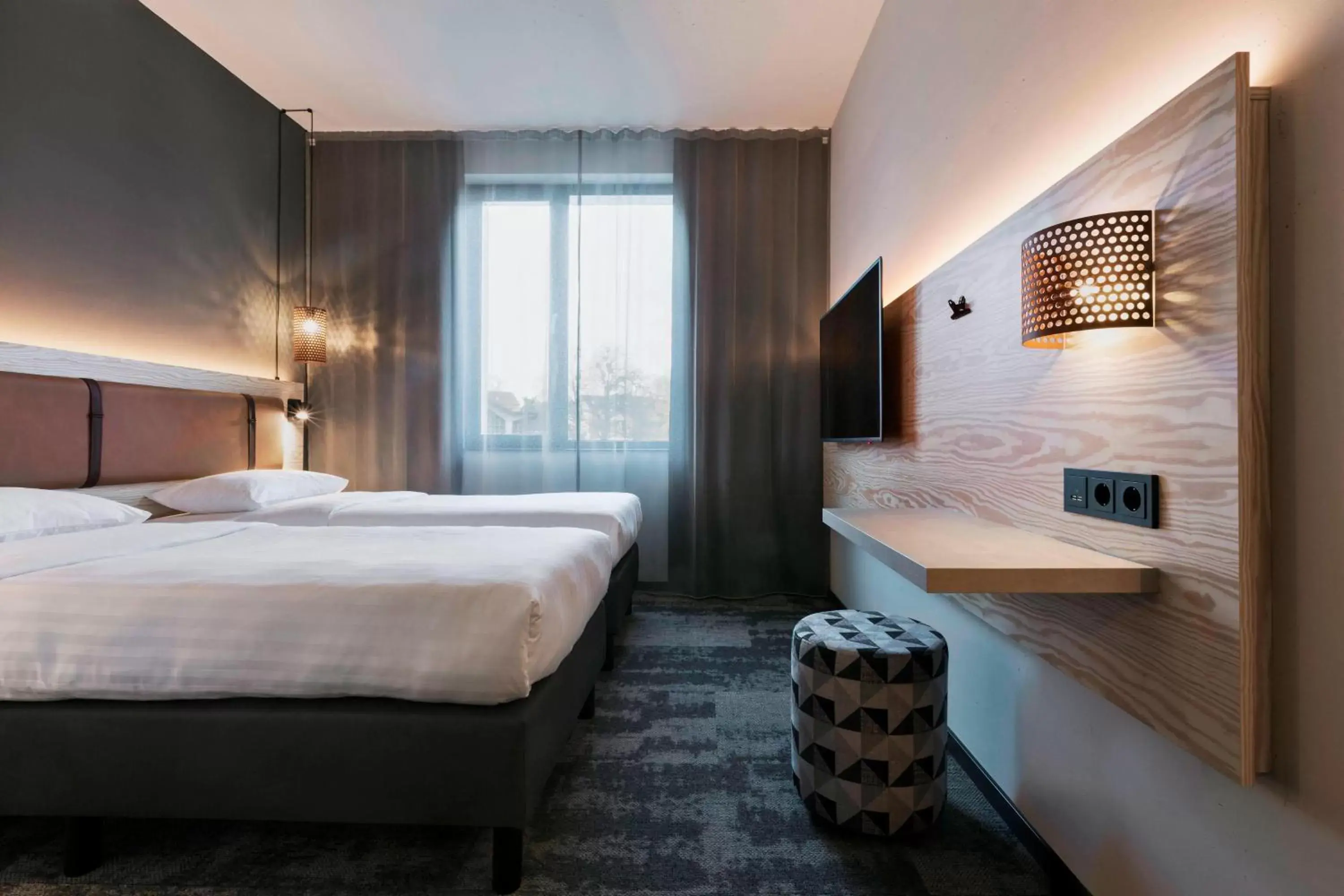 Photo of the whole room, Bed in Moxy Duesseldorf South