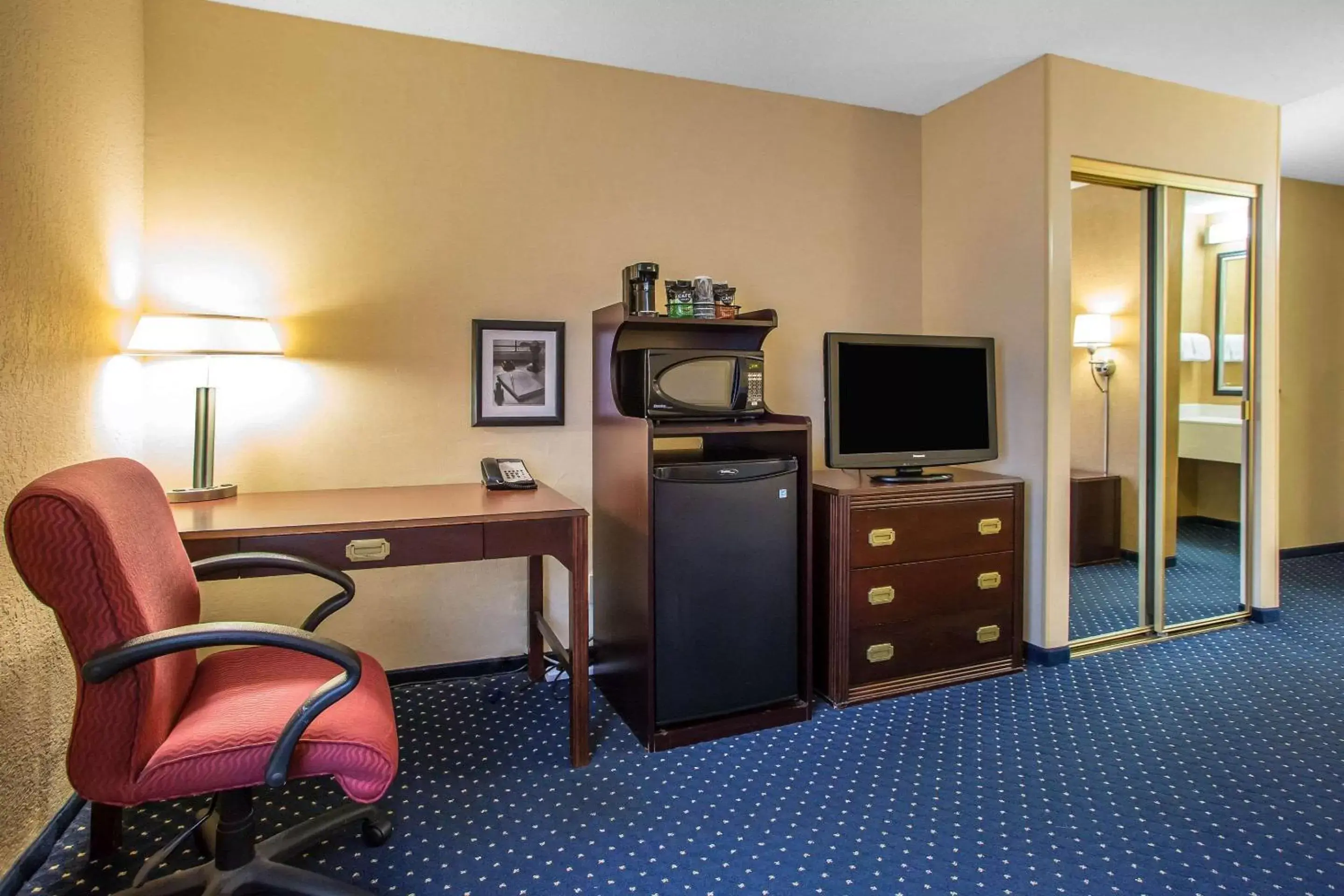 Photo of the whole room, TV/Entertainment Center in Clarion Inn Merrillville