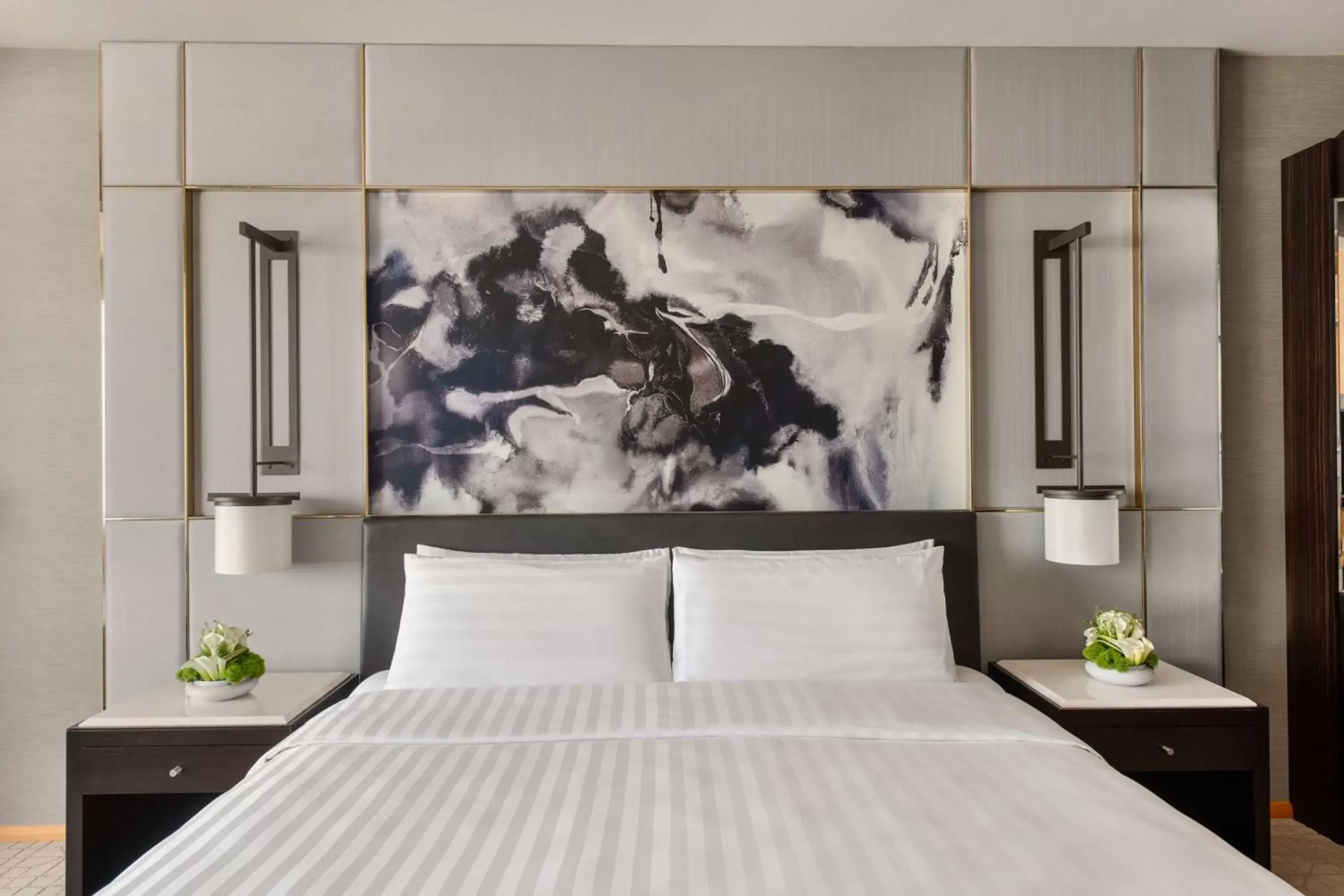 Photo of the whole room, Bed in Shangri-La Dubai