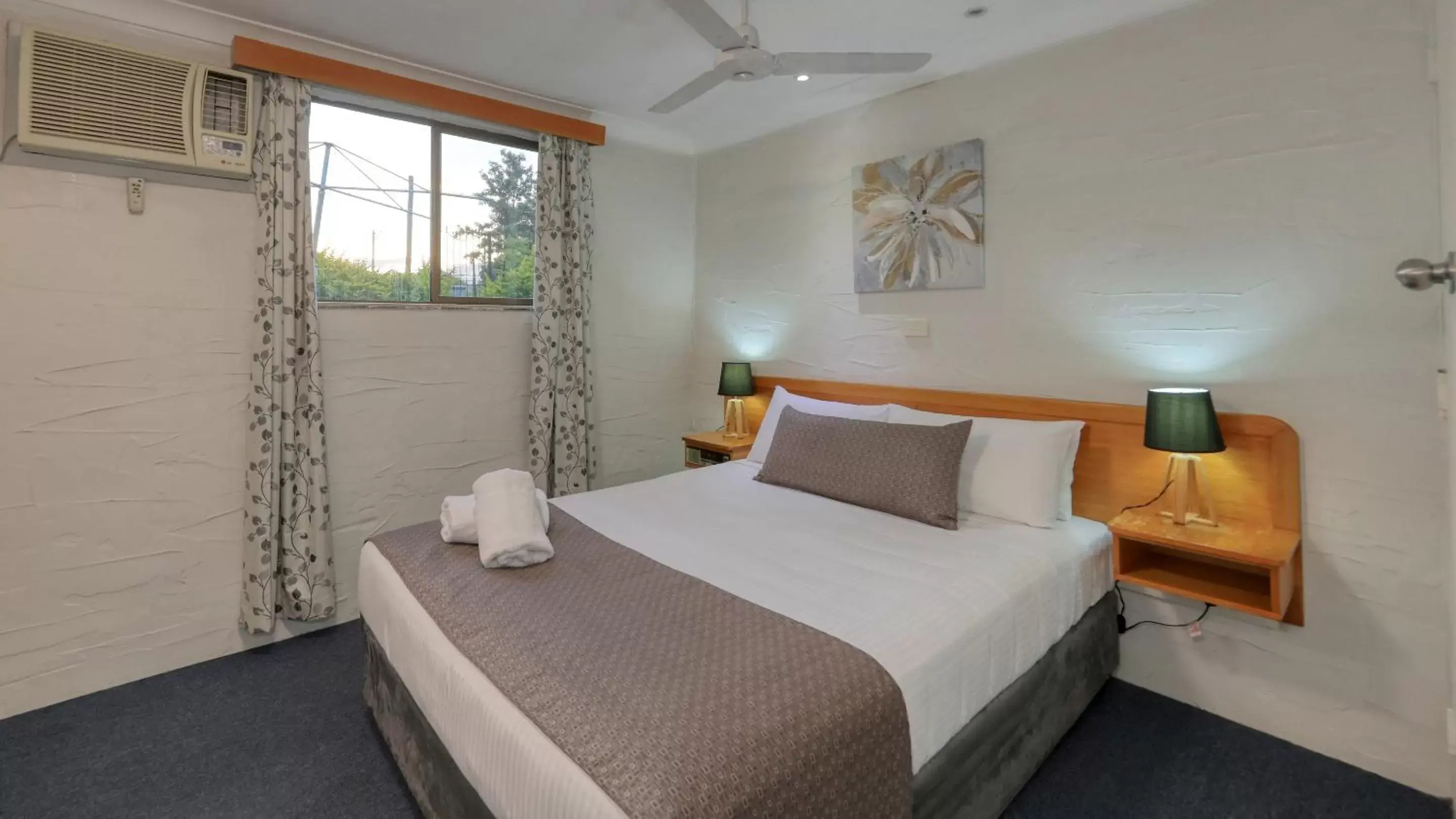 Bed in Grafton Lodge Motel