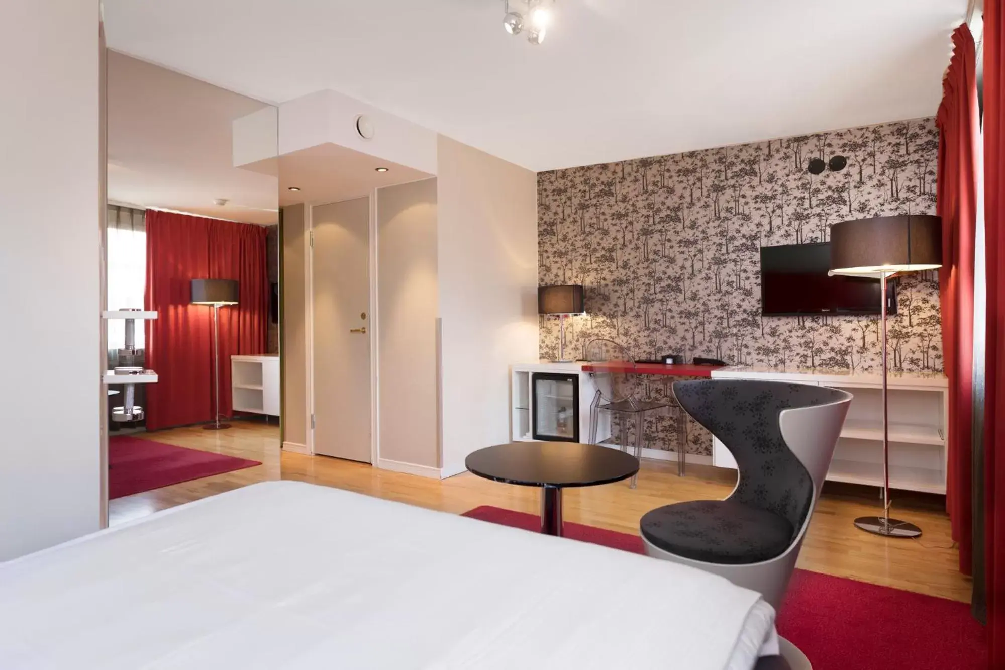 Bedroom, TV/Entertainment Center in ProfilHotels Savoy