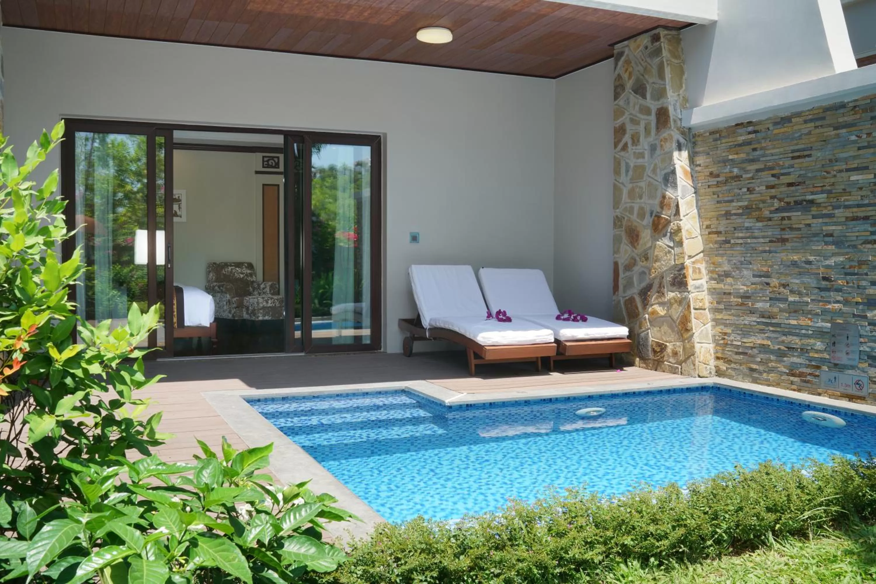 Swimming pool in Vinpearl Luxury Nha Trang